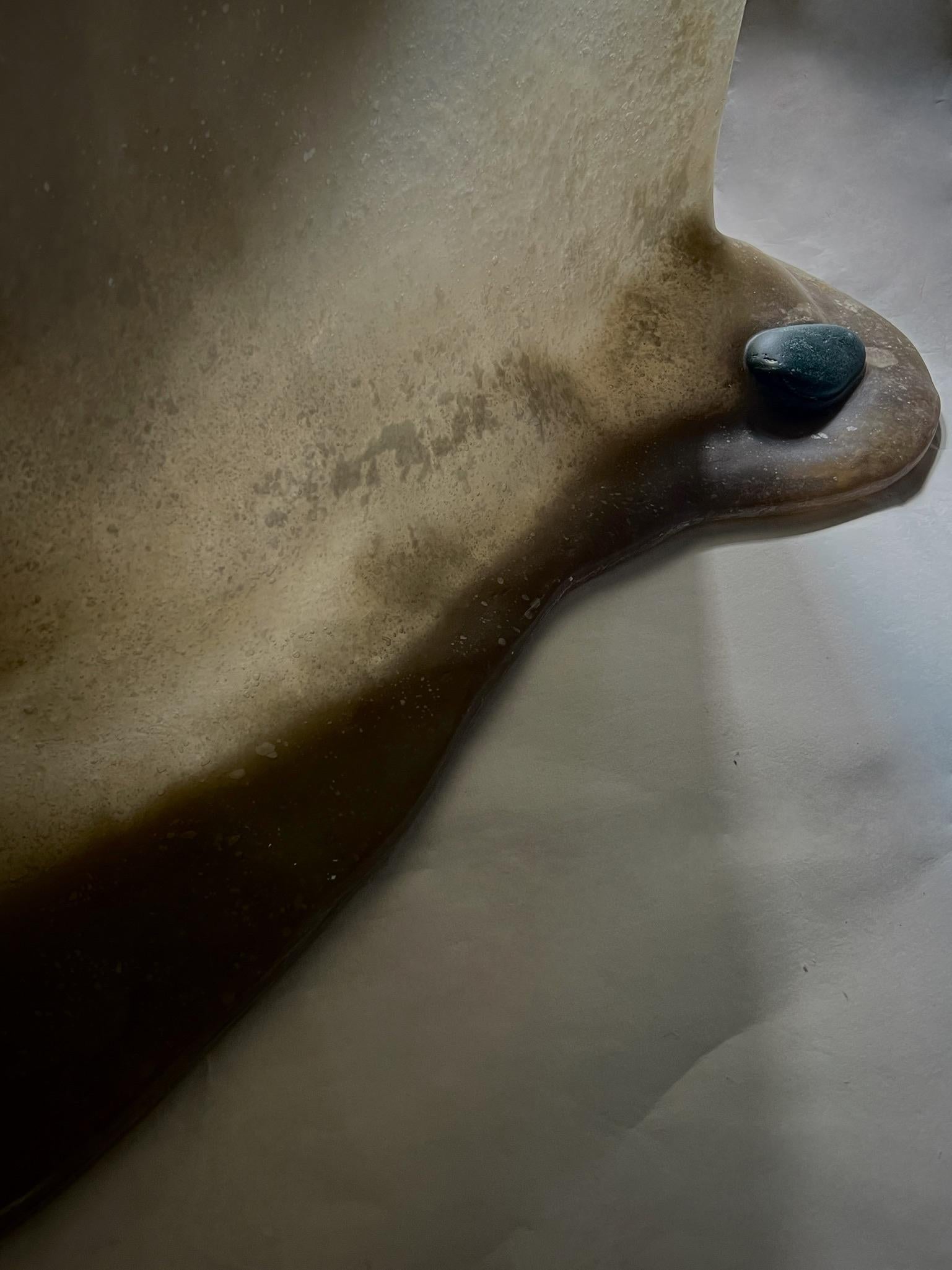 Sedia contemporanea unica di colore marrone muto con pietra di giada cinese di A. Stone in vendita 4