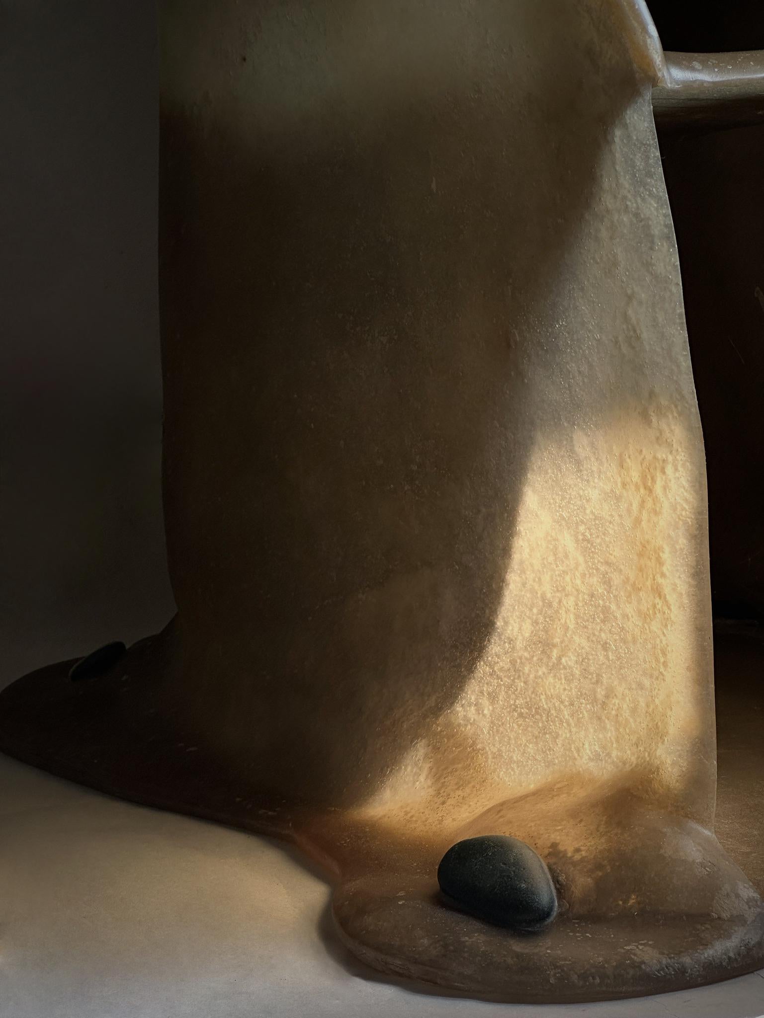 Sedia contemporanea unica di colore marrone muto con pietra di giada cinese di A. Stone in vendita 7