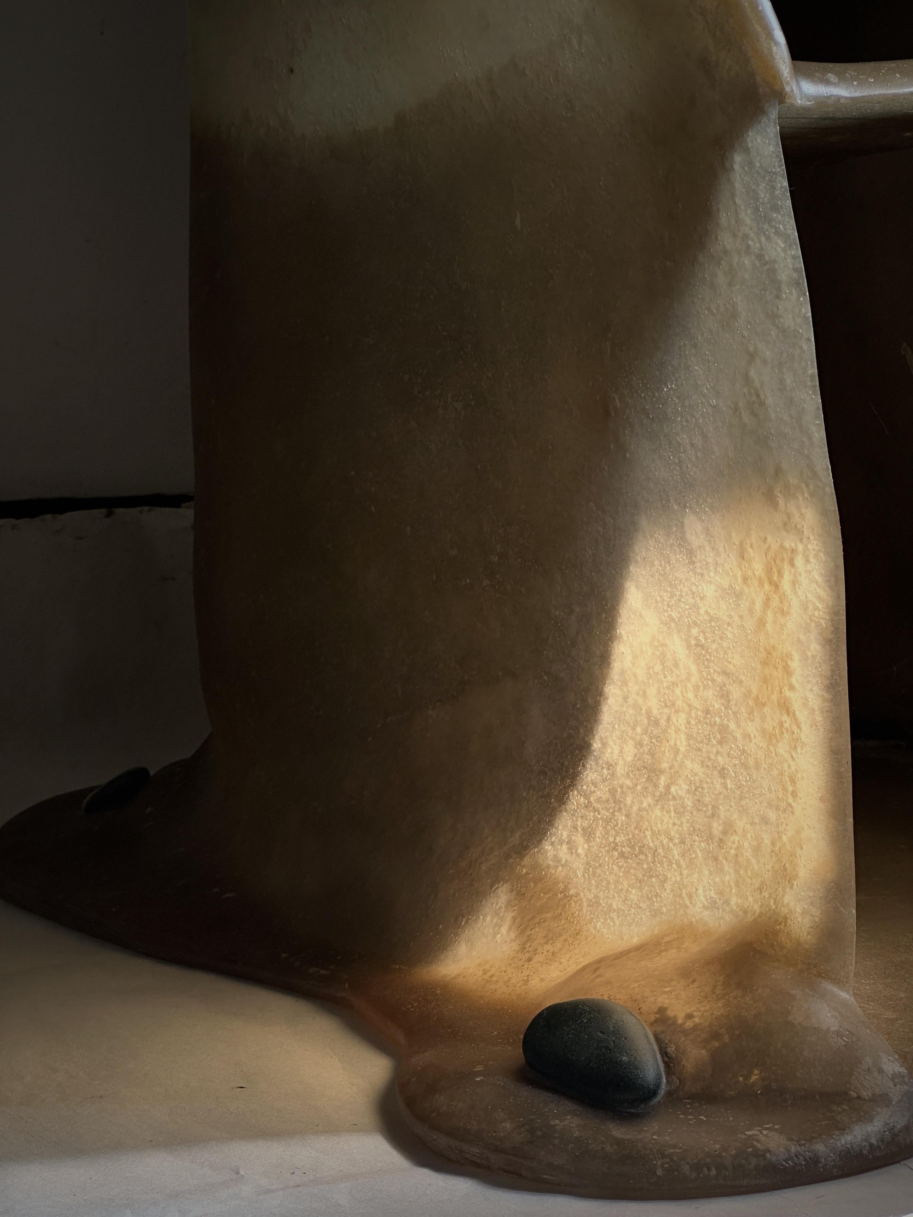 Cinese Sedia contemporanea unica di colore marrone muto con pietra di giada cinese di A. Stone in vendita