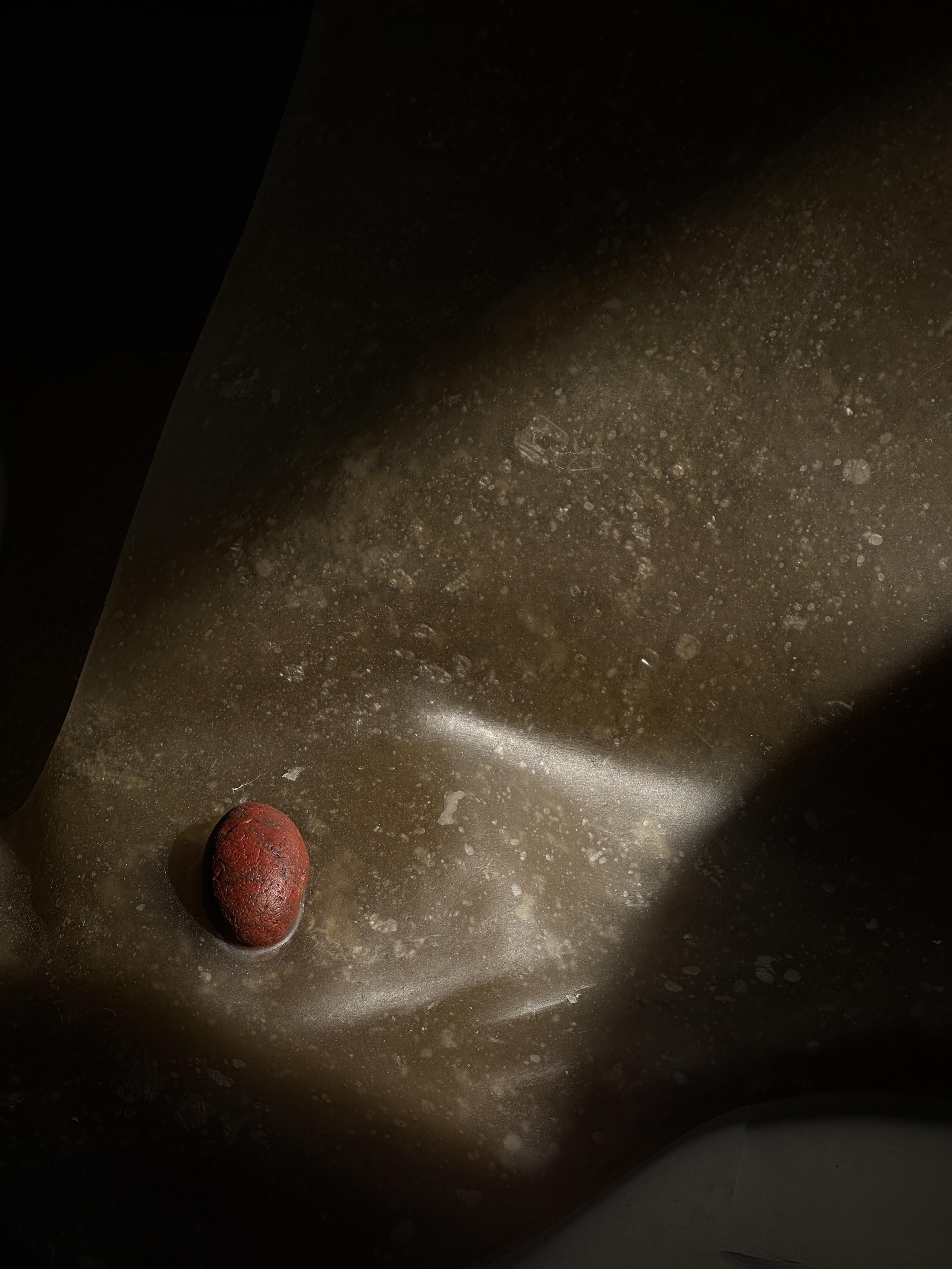 XXI secolo e contemporaneo Sedia contemporanea unica di colore marrone muto con pietra di giada cinese di A. Stone in vendita
