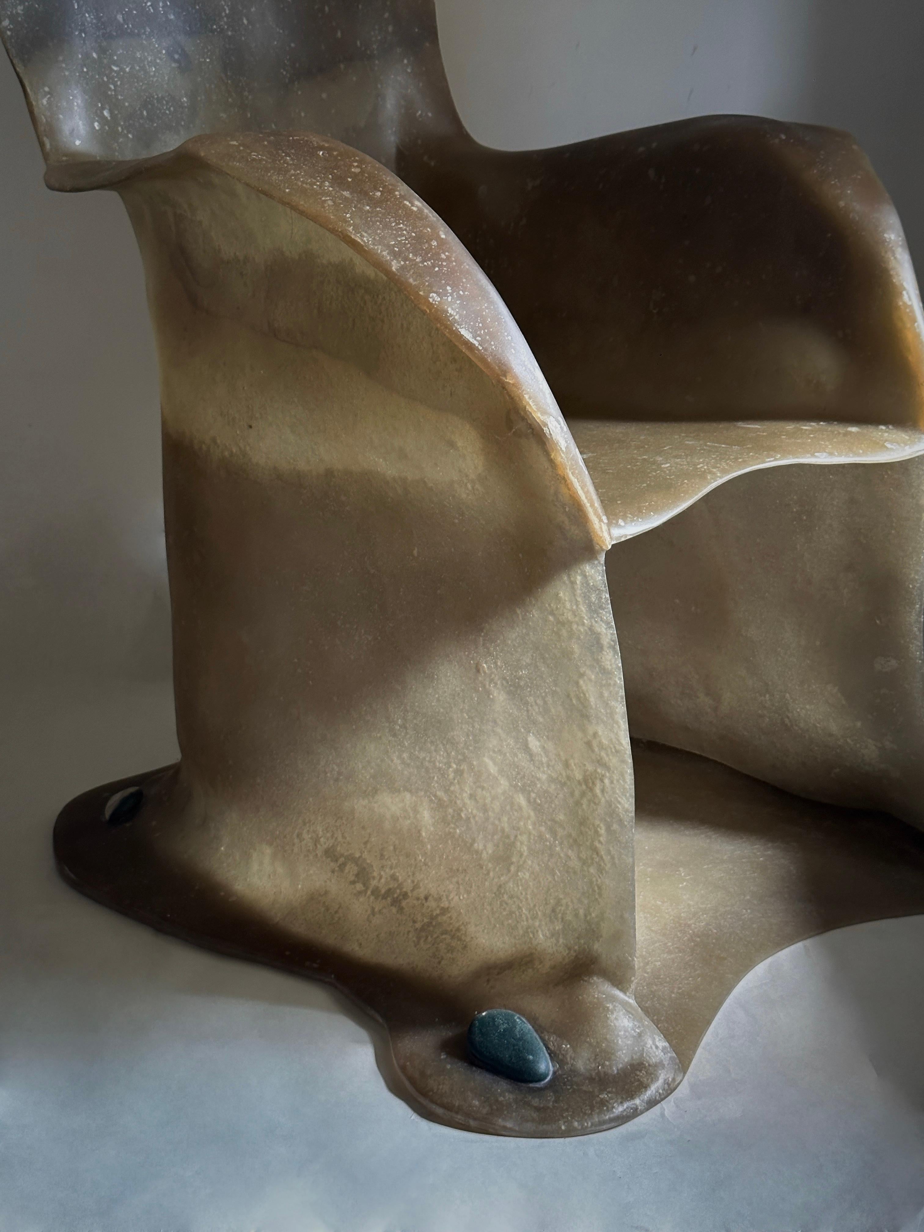 Vetroresina Sedia contemporanea unica di colore marrone muto con pietra di giada cinese di A. Stone in vendita