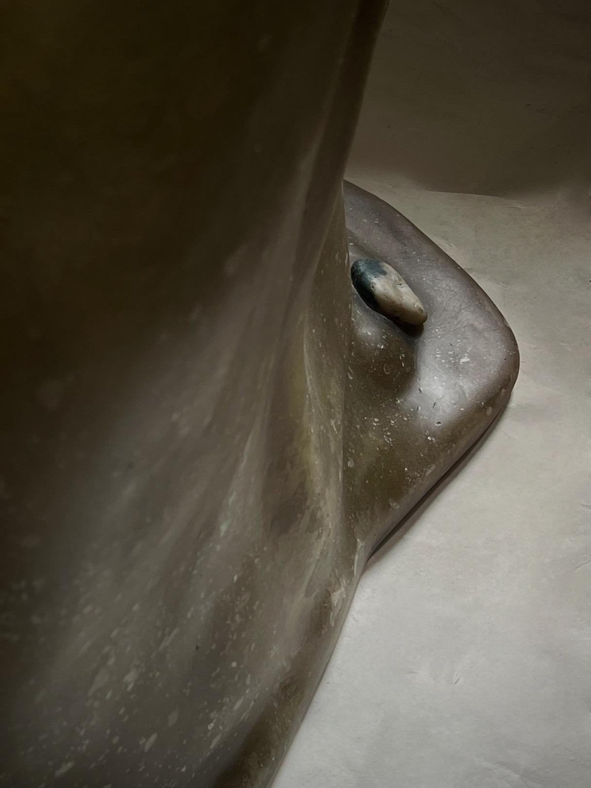 Sedia contemporanea unica di colore marrone muto con pietra di giada cinese di A. Stone in vendita 2