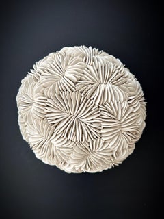Escultura de pared de porcelana orgánica moderna contemporánea "Alcyon" de Heather Knight