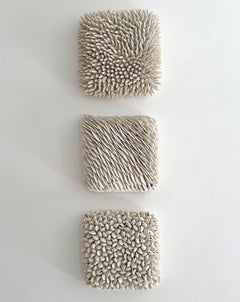 Trío de Esculturas de Pared Botánicas de Porcelana con Textura Orgánica