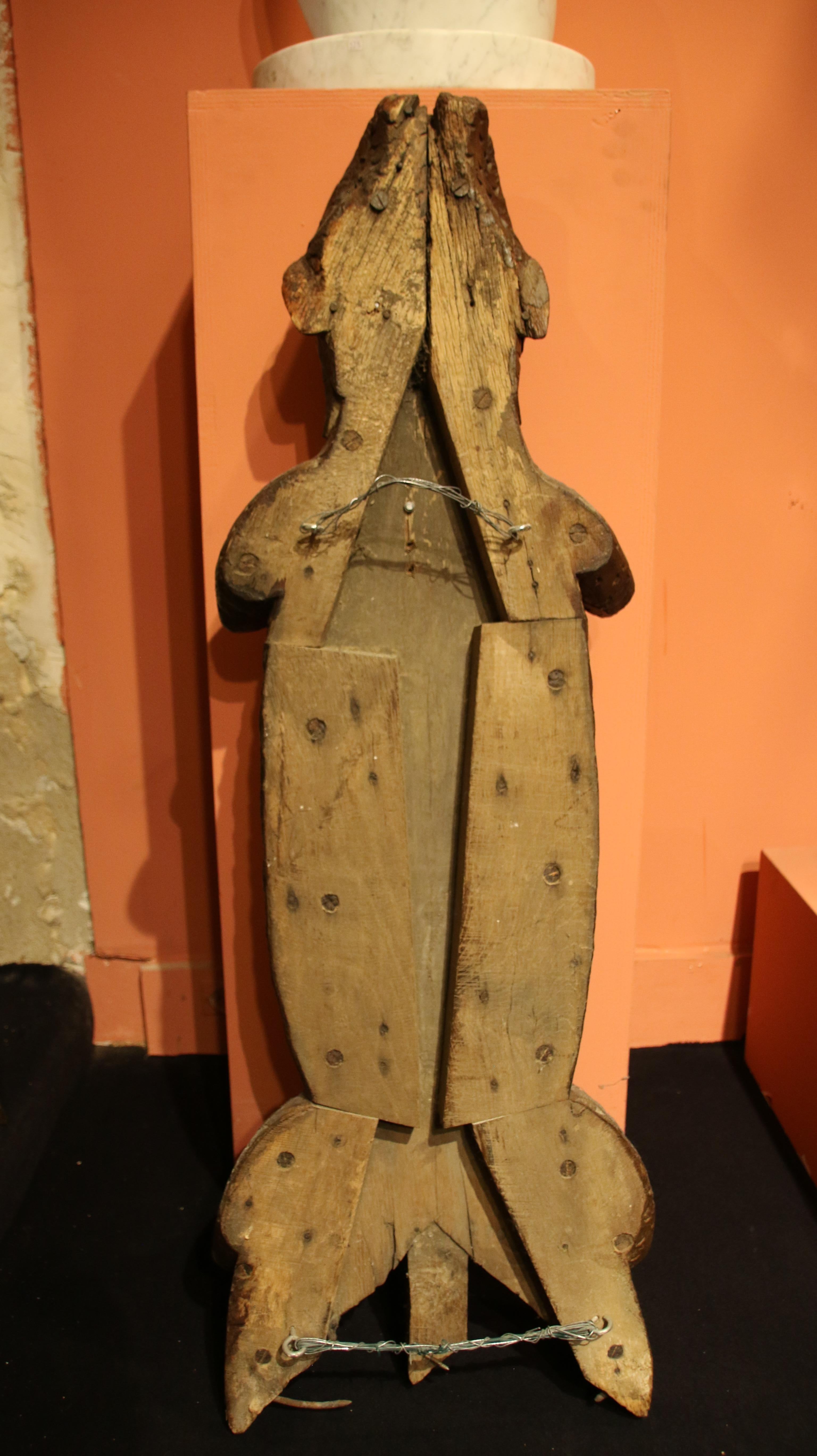Element einer geschnitzten Holzarbeit im Freien, die einen Salamander aus einem normannischen Haus zeigt (Französisch) im Angebot