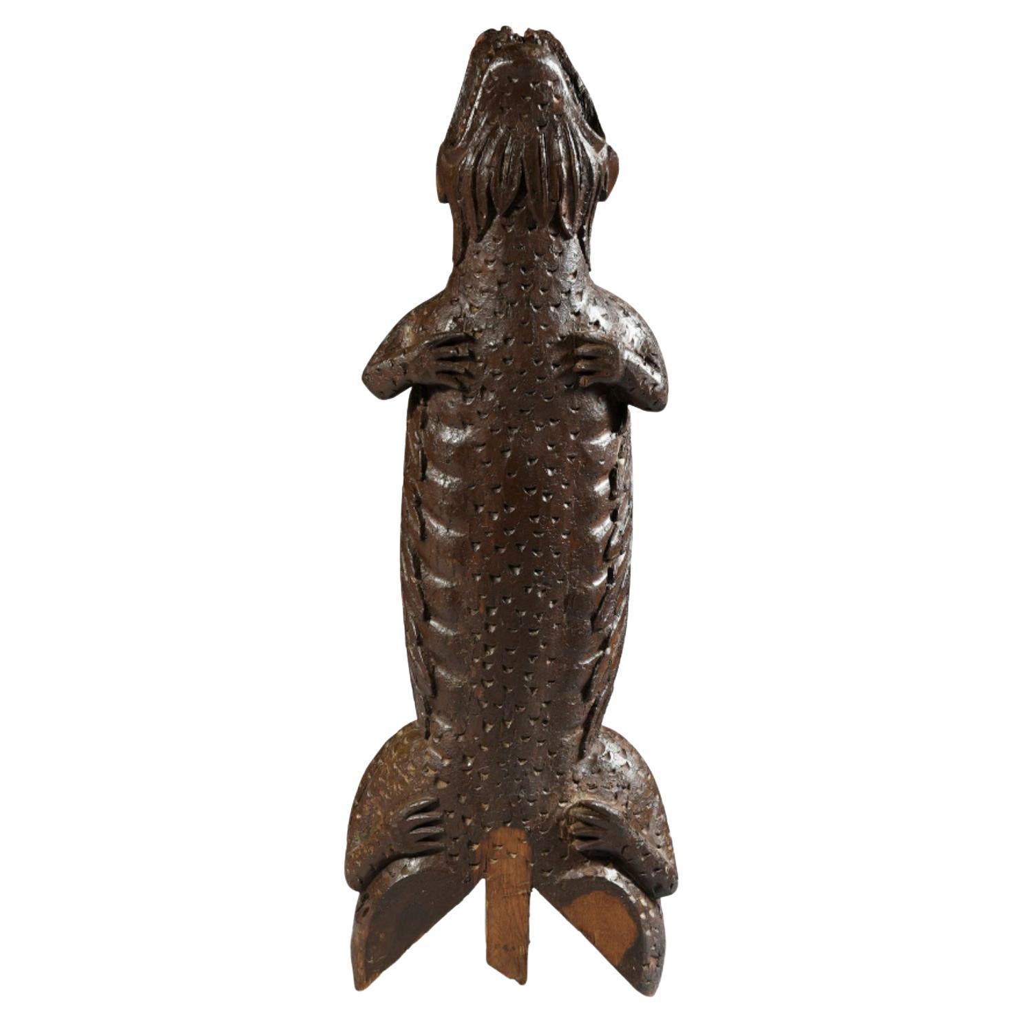 Element einer geschnitzten Holzarbeit im Freien, die einen Salamander aus einem normannischen Haus zeigt im Angebot