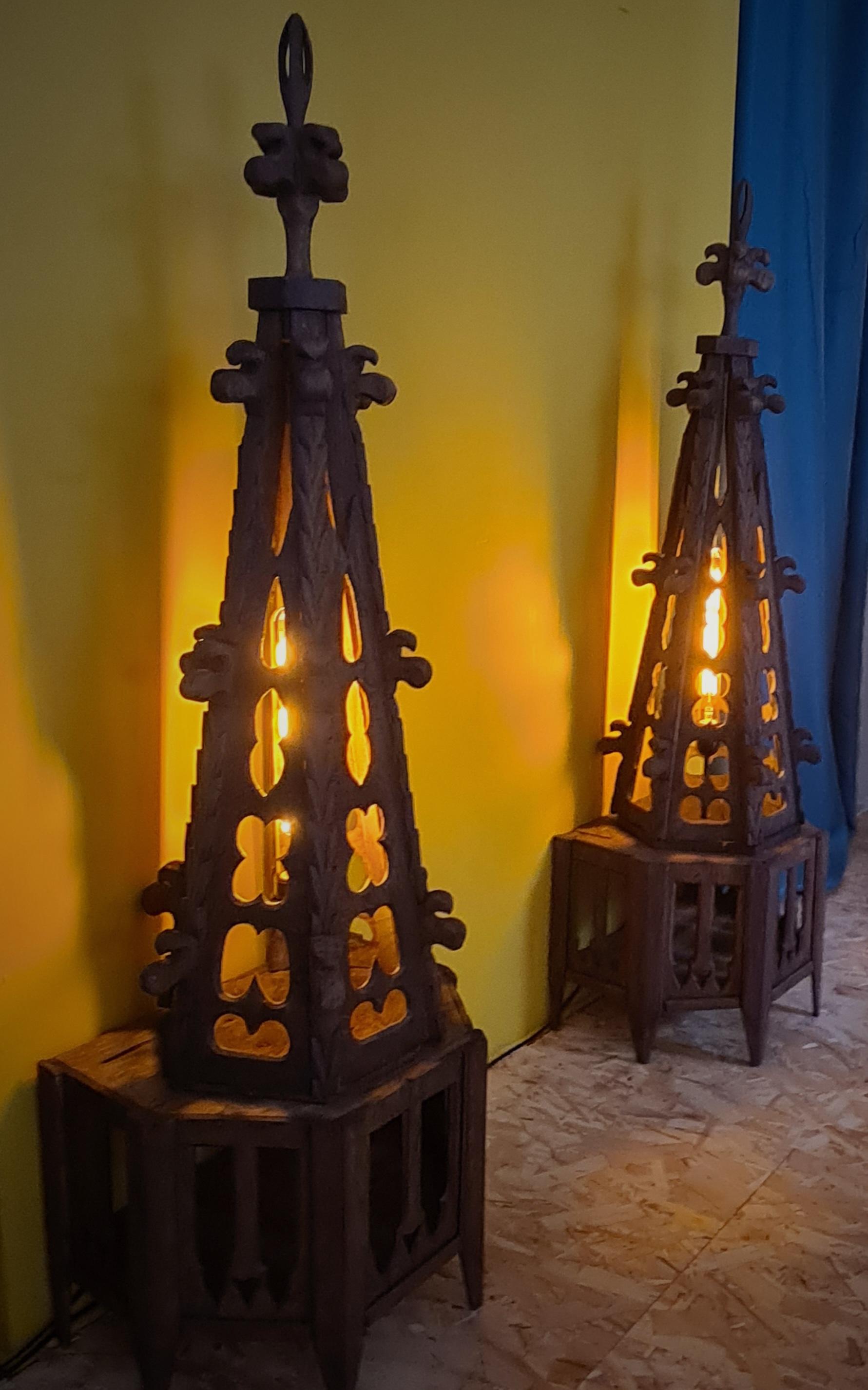 Magnificent church hotel ornament or pinnacle circa 1880, in Gothic style, these incredible ornaments have been transformed into a floor lamp to give your interiors a unique touch
carved wood, electrification to standards, magnificent