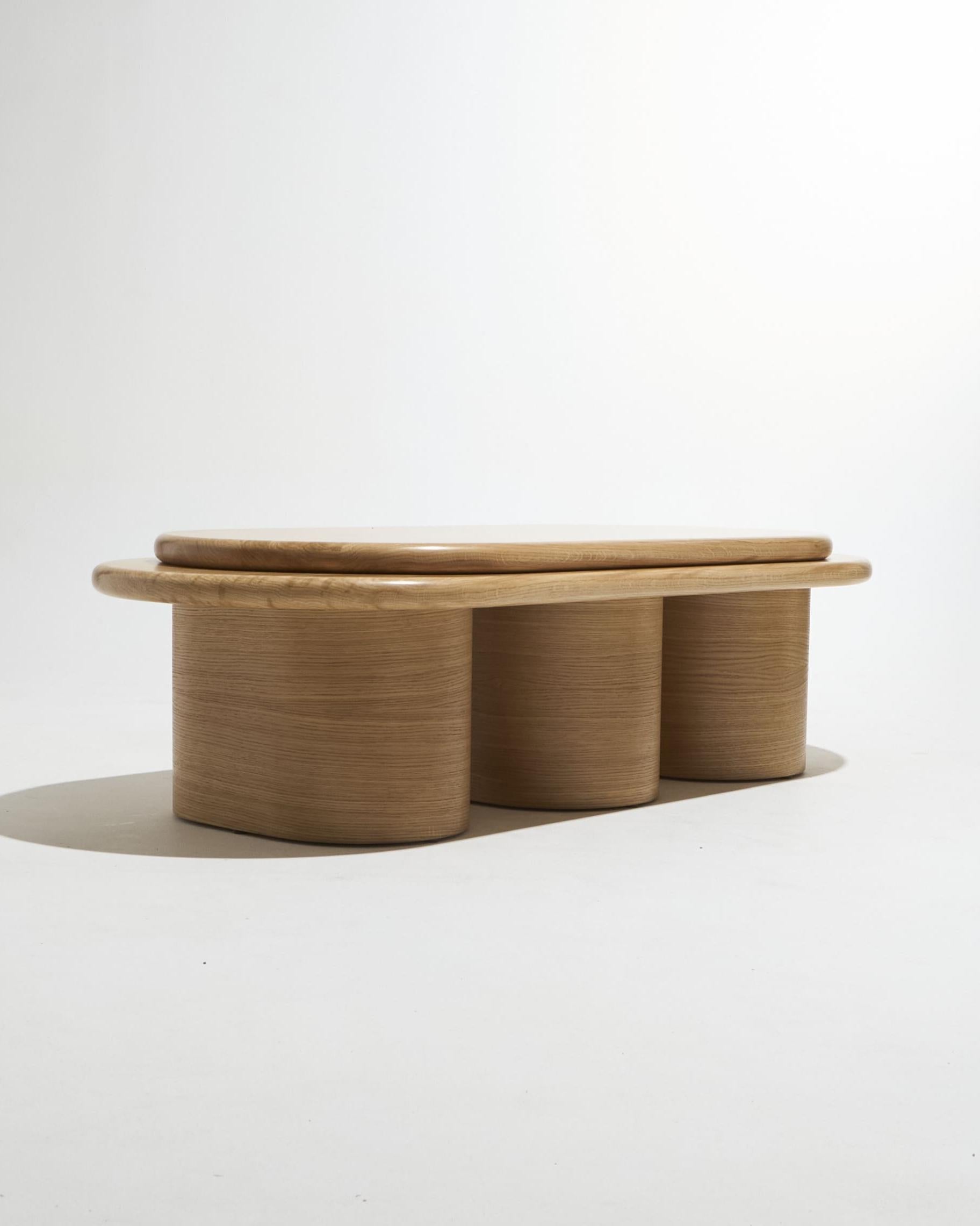 Element V Couchtisch aus Eichenholz von Vincent Mazenauer.
