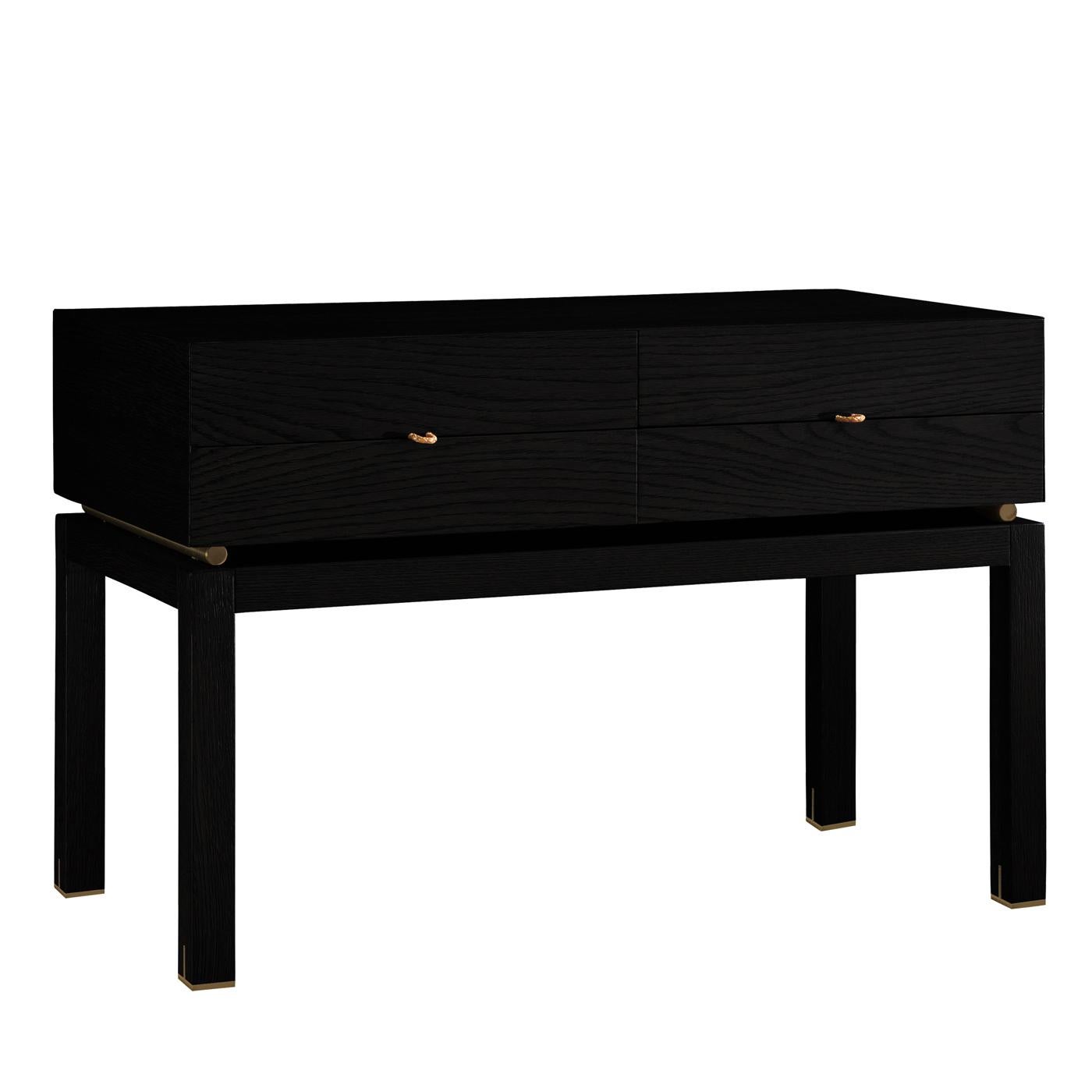 Dieser Nachttisch ist ein elegantes und funktionelles Dekorationsstück, das mit seinem komplett schwarzen Look einen Raum mit raffinierter Raffinesse ausstattet. Die aus lackiertem, massivem Hartholz gefertigte Silhouette ruht auf robusten und