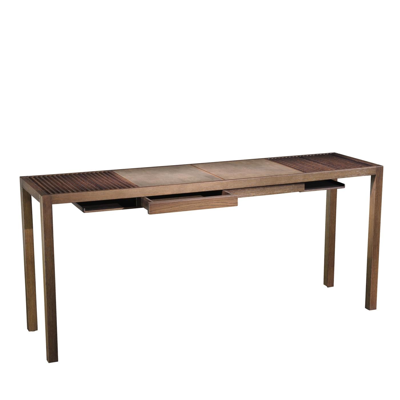 Cette console a une allure intemporelle et élégante qui s'imposera dans n'importe quel intérieur. Fabriqué en chêne teinté brun, il présente des carrés de cuir, de liège ou de chêne teintés sur le dessus. La pièce comporte également deux tiroirs et