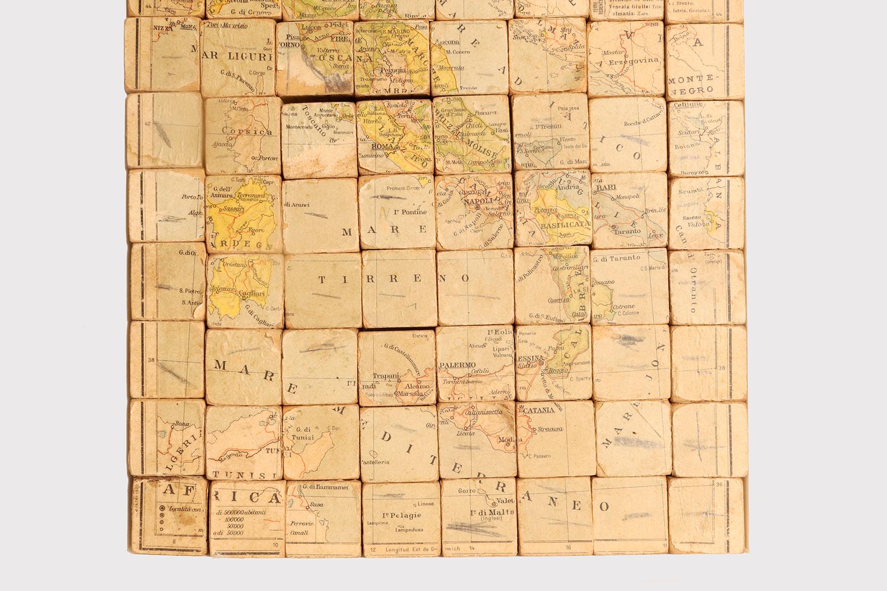 Elementary playful atlas composed of a puzzle, by D. Locchi, Paravia, Italy 1920 In Good Condition For Sale In Milan, IT