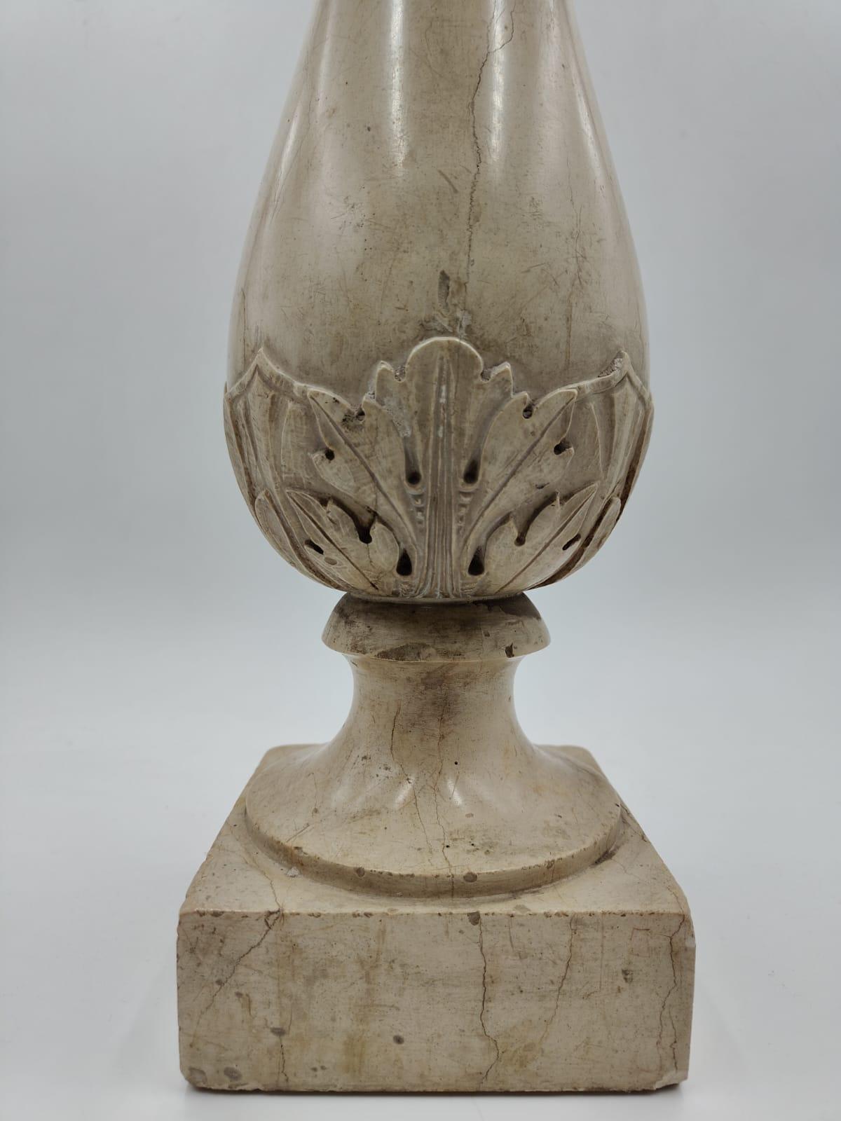 Colonne tournée, exécutée au début du 19e siècle, mesurant 51x13,5 cm, de fabrication italienne.
Un élément architectural du style néoclassique, un style architectural qui reprend les idéaux, l'appareil formel et la rationalité dans les moules de