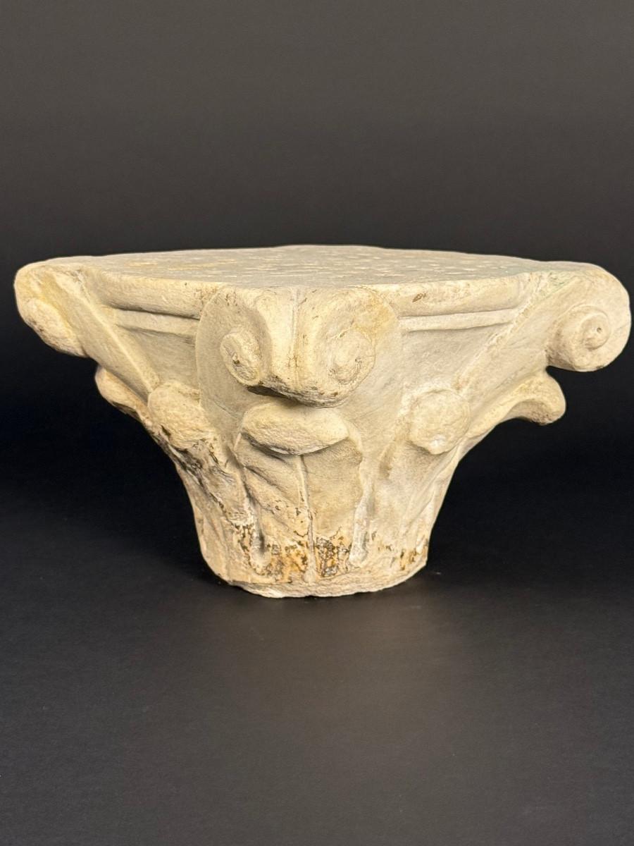 Elemento architettonico in marmo.
Questo capitello potrebbe essere stato parte di una colonna o un altro elemento decorativo in un contesto architettonico. L'origine è toscana e il periodo di realizzazione è il XVI secolo.