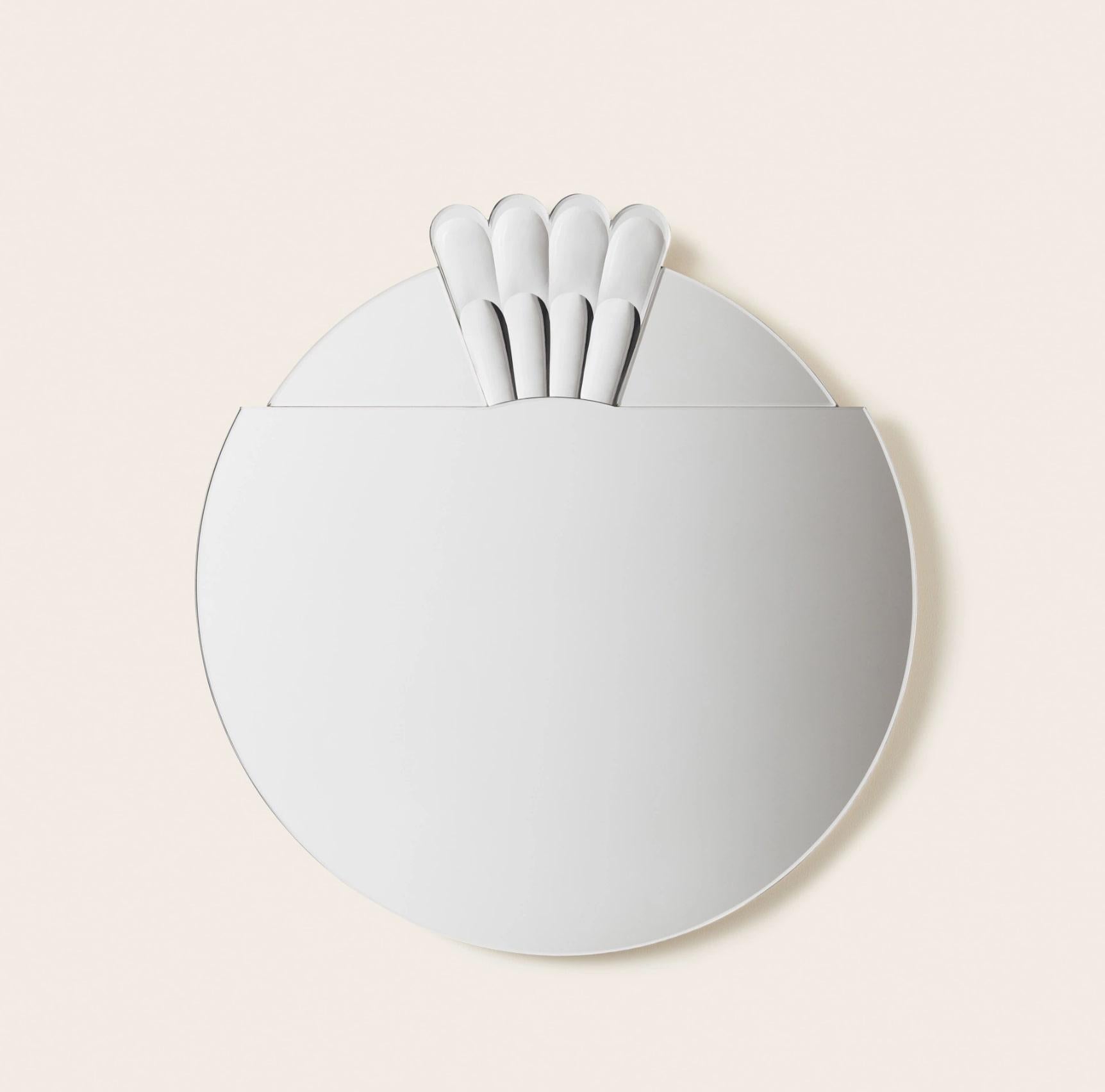 Cet Elemento TRE est une pièce d'exposition Ø30 cm
Cette taille n'est plus dans le catalogue.

En collaboration avec les artistes verriers qualifiés de Murano, une utilisation subtile de la perspective et de la profondeur a été créée par la