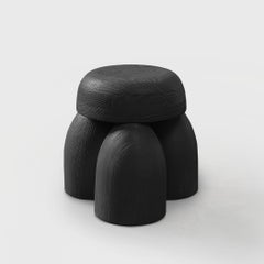 ELEMENTOS Erdhocker aus sandgestrahltem Kiefernholz mit schwarzer Oberfläche von Daniel Couttolenc