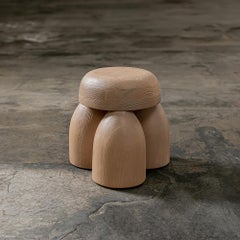 ELEMENTOS Erdhocker Sandgestrahltes Kiefernholz mit natürlicher Oberfläche von Daniel Couttolenc