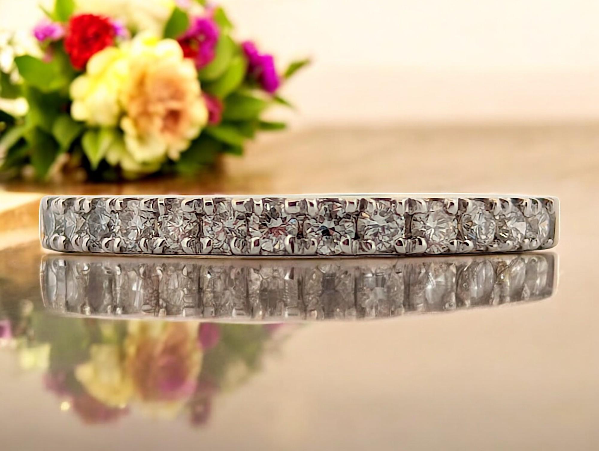 Célébrez l'amour durable avec la bague d'anniversaire Elena, fabriquée en or jaune 14k et ornée de diamants ronds naturels d'un poids total de 0,25 carat (ctw). Chaque diamant est serti pour maximiser la brillance, créant un look classique et