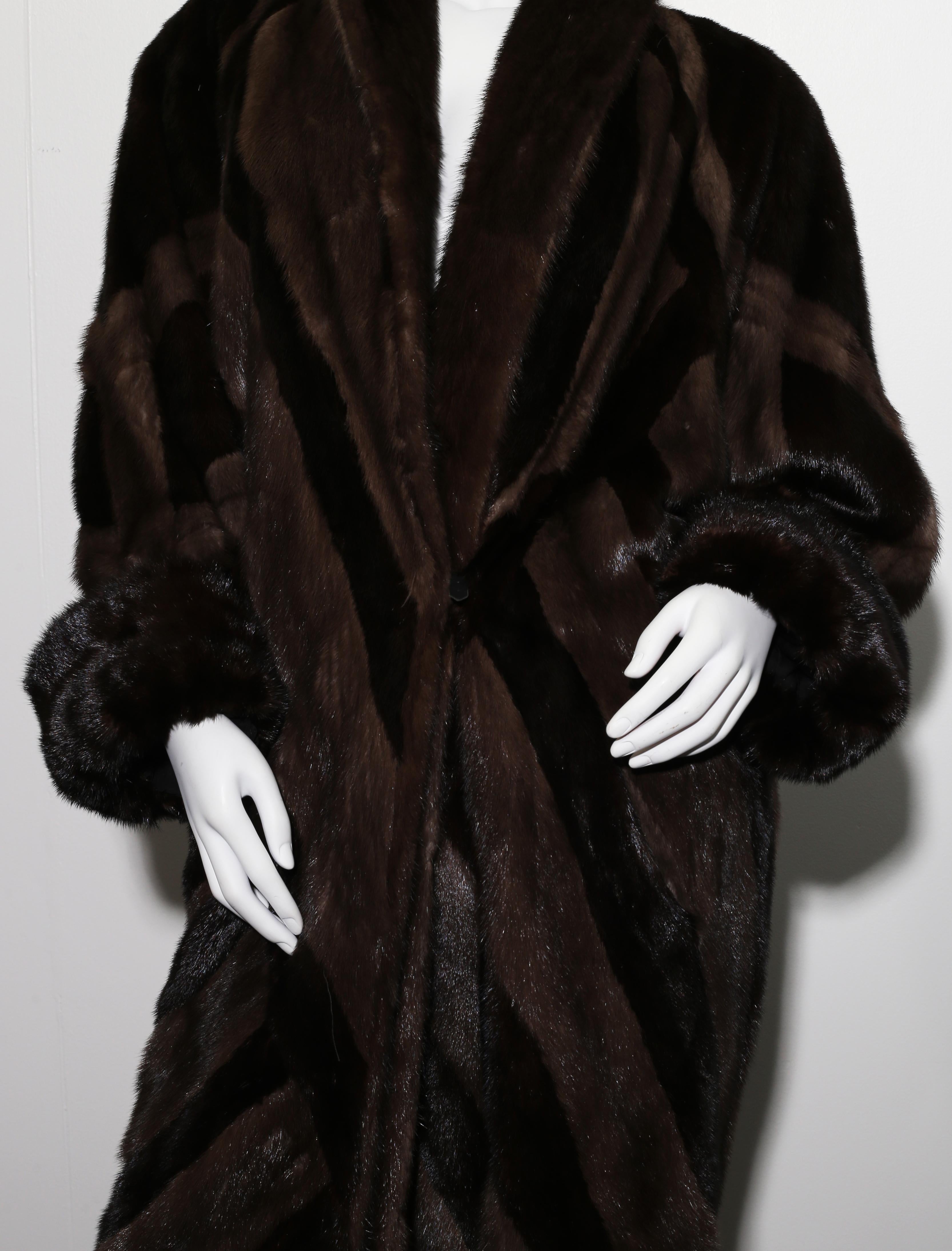Elena Benarroch double coloured brown sheared mink coat 
The coat has 2 pockets and 1 hooks
Size: 42 FR / 46 IT/ 10 US / 14 UK / EU L

Crafted in Sapin by Fur expert Elena Benarroch Falling to the knees and elegantly finished with a soft silk