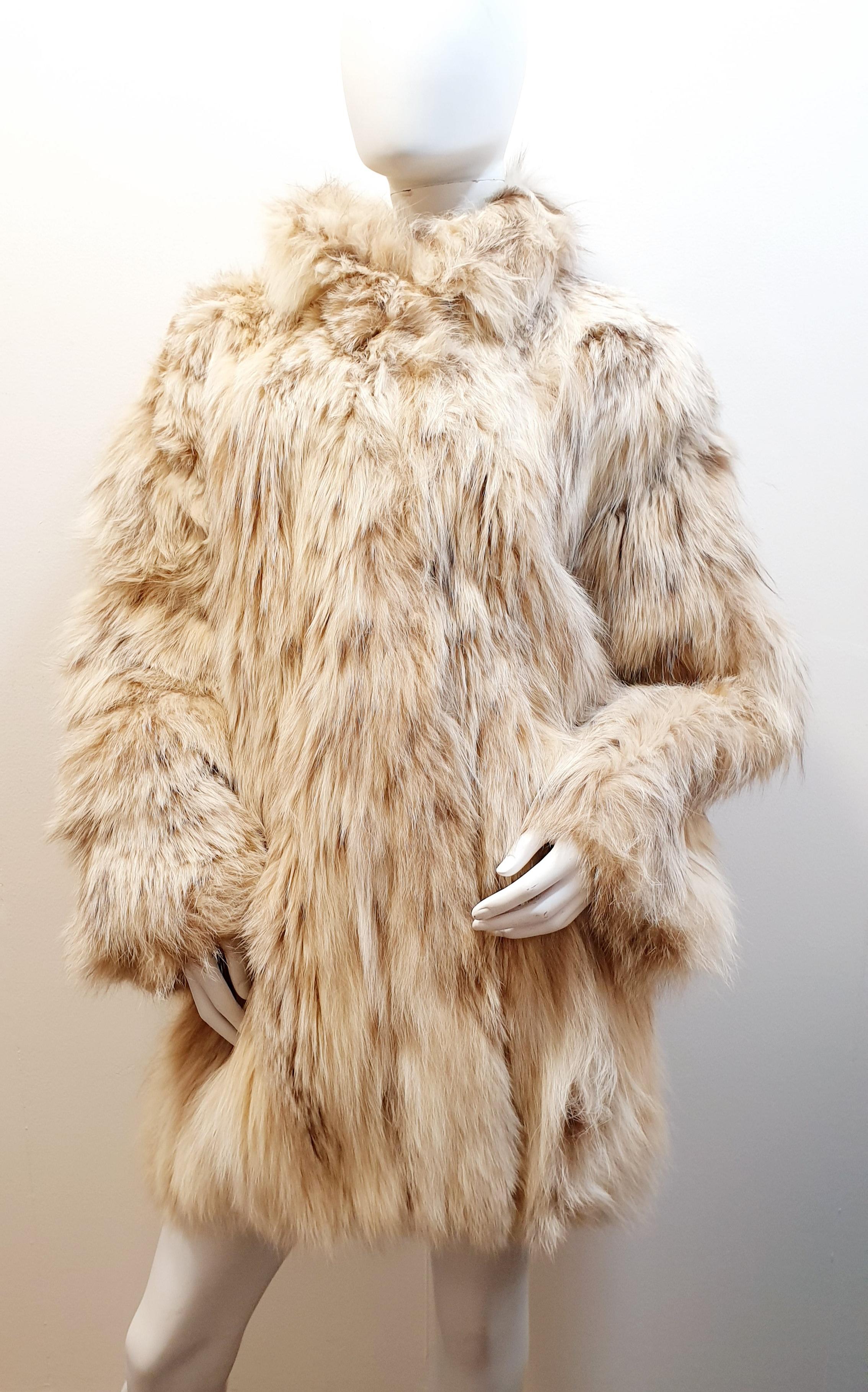 Elena Benarroch lynx fur coat
The coat has two pockets on the sides and one inside
The coat closure has three hooks
Elena Benarroch is a Moroccan-Spanish fashion designer born in Tangier in 1955 within a Moroccan Jewish family. She opened a