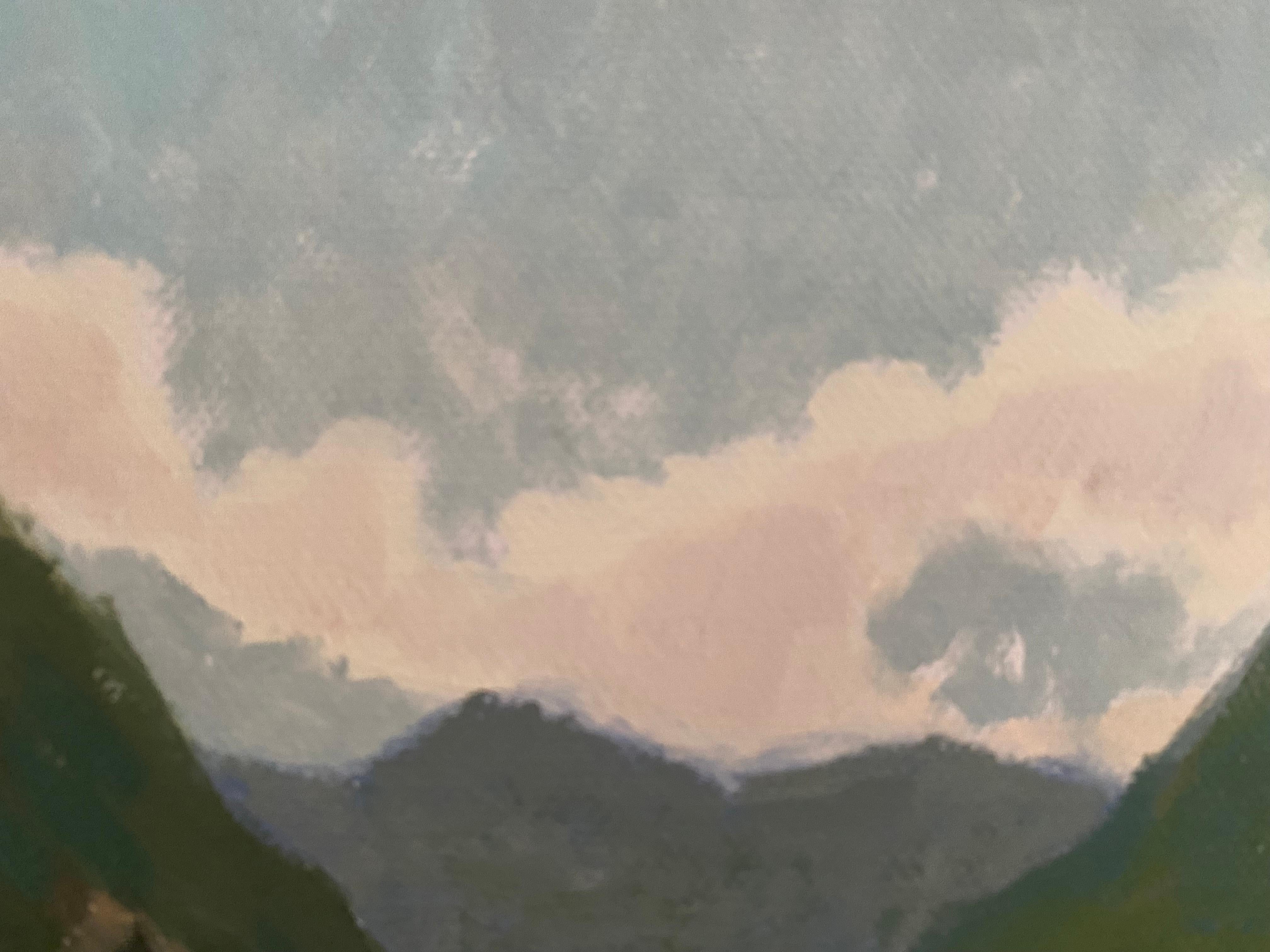 Questo dipinto cattura un momento sereno sulle rive del Lago di Lugano, creato en plein air con olio su tela. L'artista si è ispirato al fascino tranquillo del lago, dove le barche riposano dolcemente sull'acqua sullo sfondo di morbide colline e di
