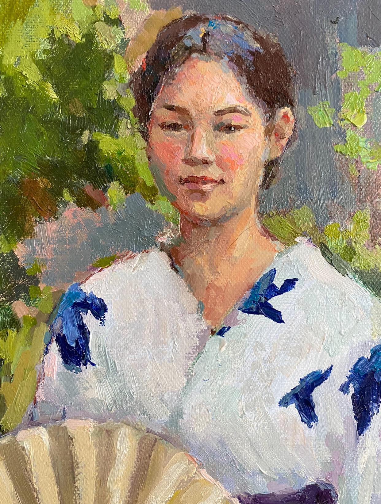 Cette peinture à l'huile, réalisée en 2024 selon la technique Alla Prima, représente une scène paisible d'une jeune femme japonaise en kimono traditionnel, tenant gracieusement un éventail. Peinte sur le vif dans un jardin de Munich, l'œuvre capture