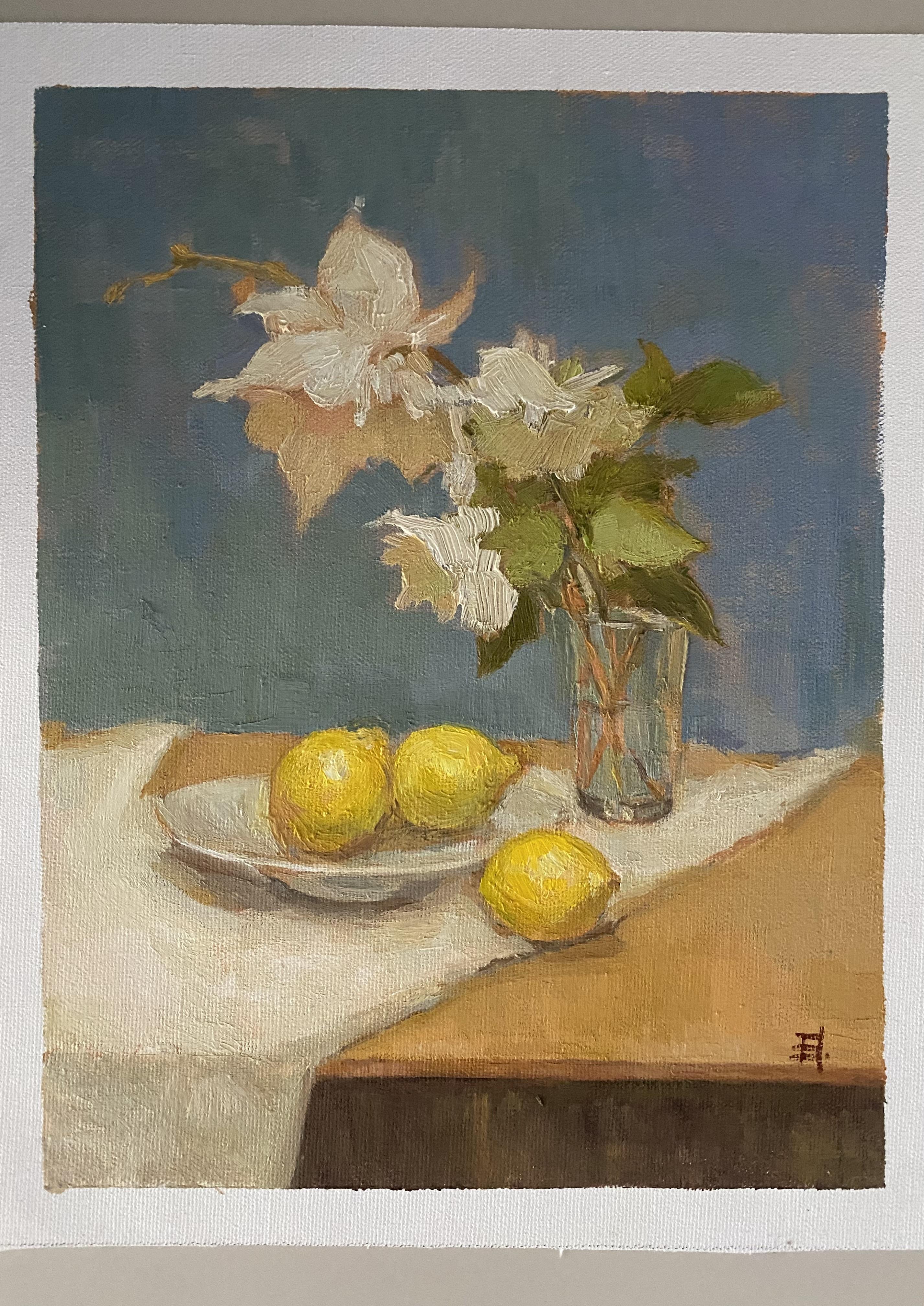 Limones y flores blancas, bodegón, Impresionismo, óleo sobre lienzo, diseño mural - Still-Life Painting Gris de Elena Bulatova