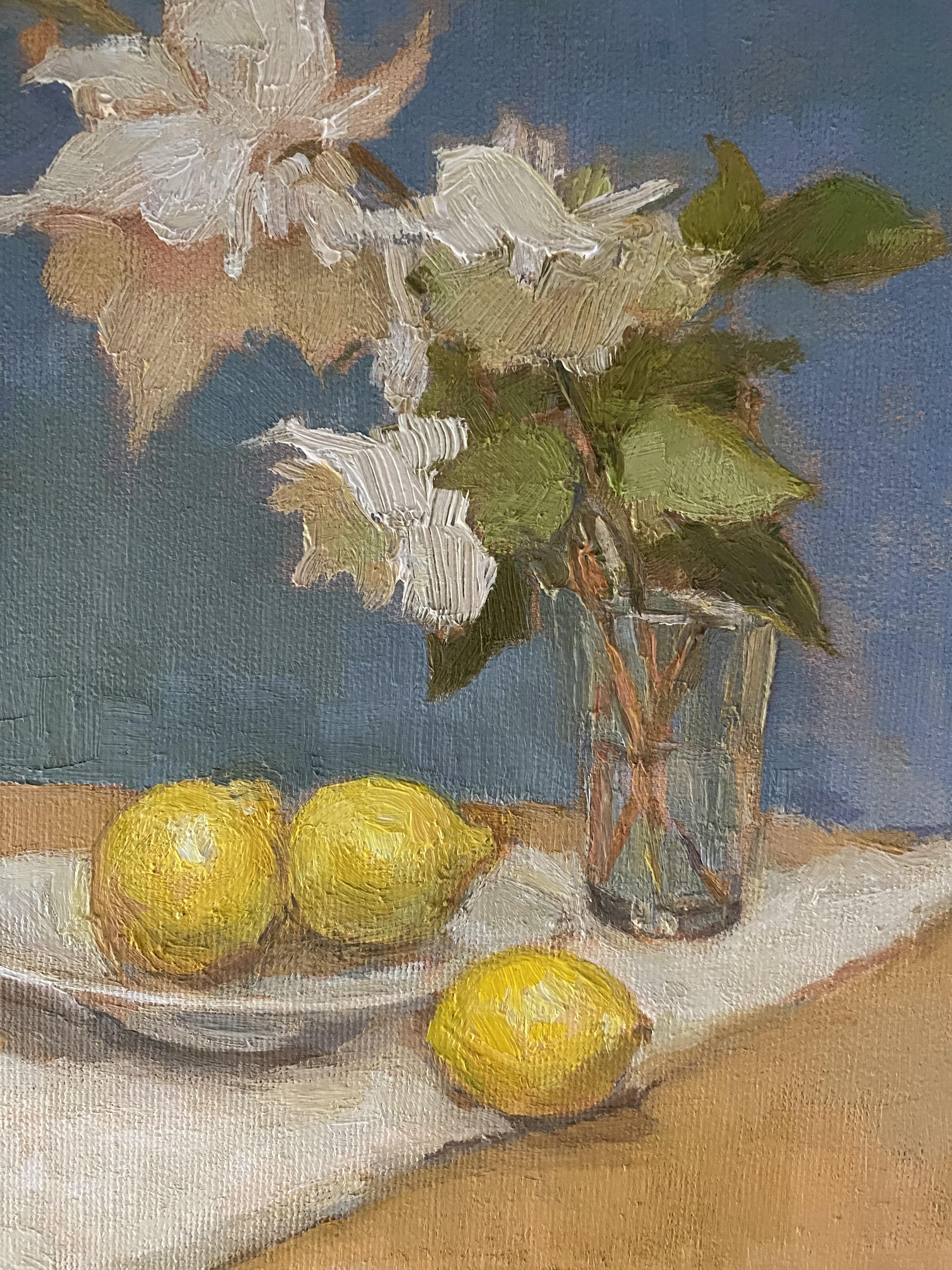 Título: Limones y flores
Técnica: Óleo sobre lienzo sin tensar
Dimensiones: 28 × 22 cm (sin paspartú ni marco), 42 × 32 cm (con paspartú y marco)

Limones y flores es un delicado bodegón que capta la belleza de la sencillez. Unos limones iluminados