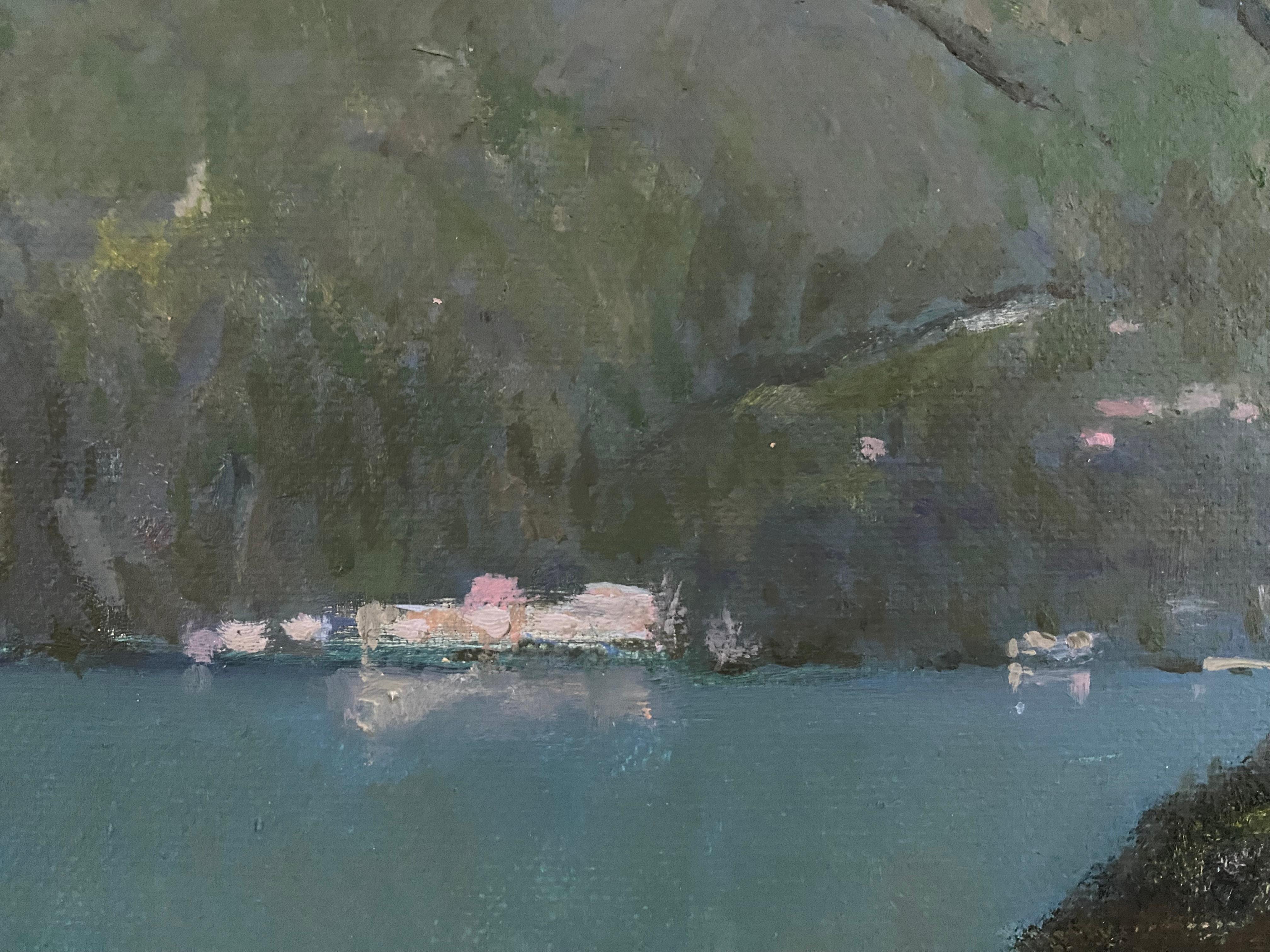 Dies ist ein Original-Ölgemälde, das während einer Pleinair-Session am Ufer des Luganer Sees entstanden ist. Inspiriert durch das heitere Zusammentreffen von Bergen und Wasser, habe ich es direkt aus der Natur gemalt und die Frische der Atmosphäre
