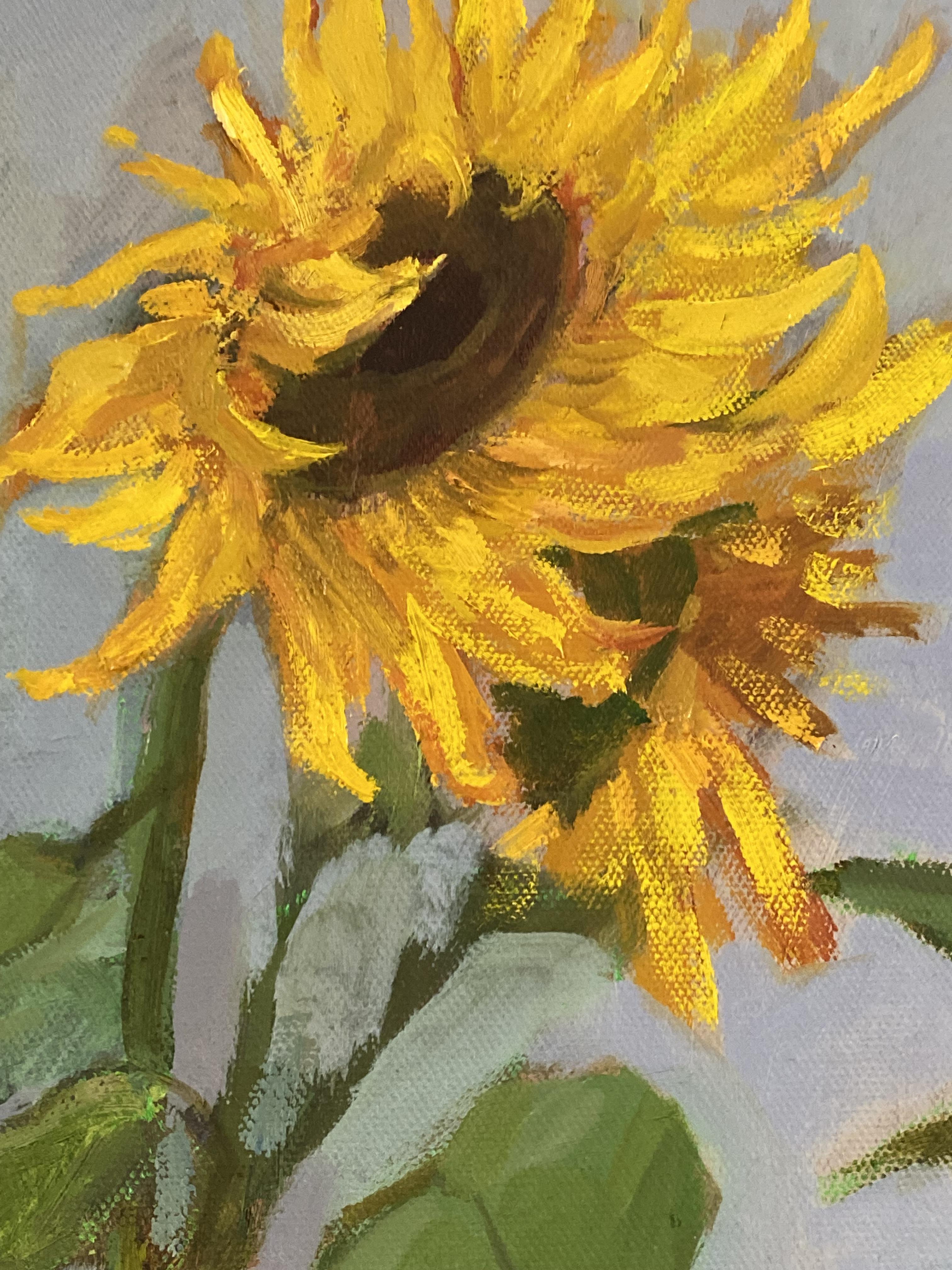 En Alcanzar la Luz, la artista capta un momento de tranquila vitalidad cuando los girasoles se inclinan y se estiran hacia el cielo, encarnando tanto el movimiento como la quietud. Pintada al óleo, la obra combina pasajes suaves con pinceladas