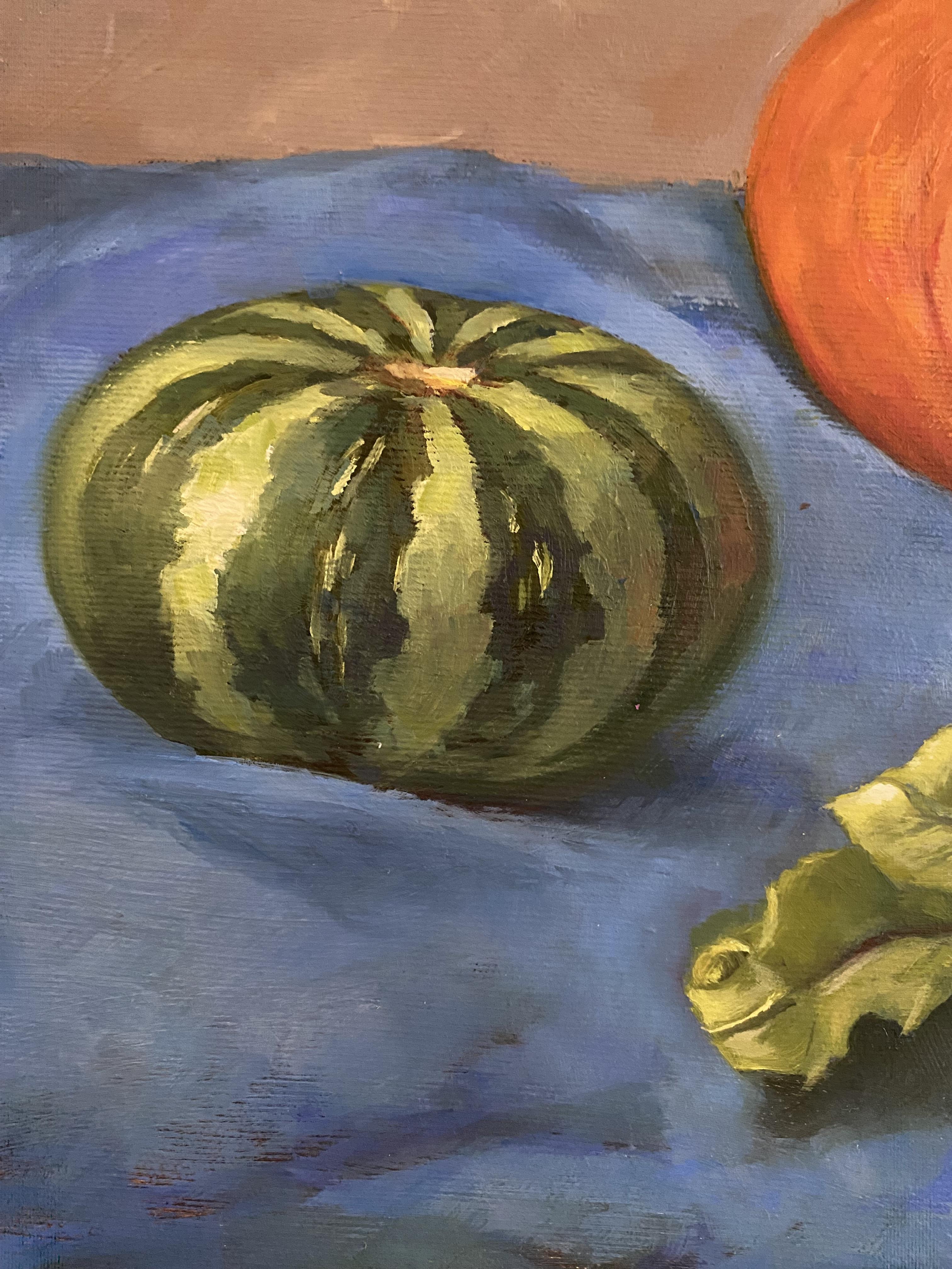 Dieses Original-Ölgemälde wurde in zwei Sitzungen nach dem Leben gemalt. Die Komposition zeigt verschiedene Kürbissorten, die auf einem blauen Vorhang arrangiert sind. Ihre warmen orangen, goldenen und grünen Farbtöne heben sich von dem kühlen