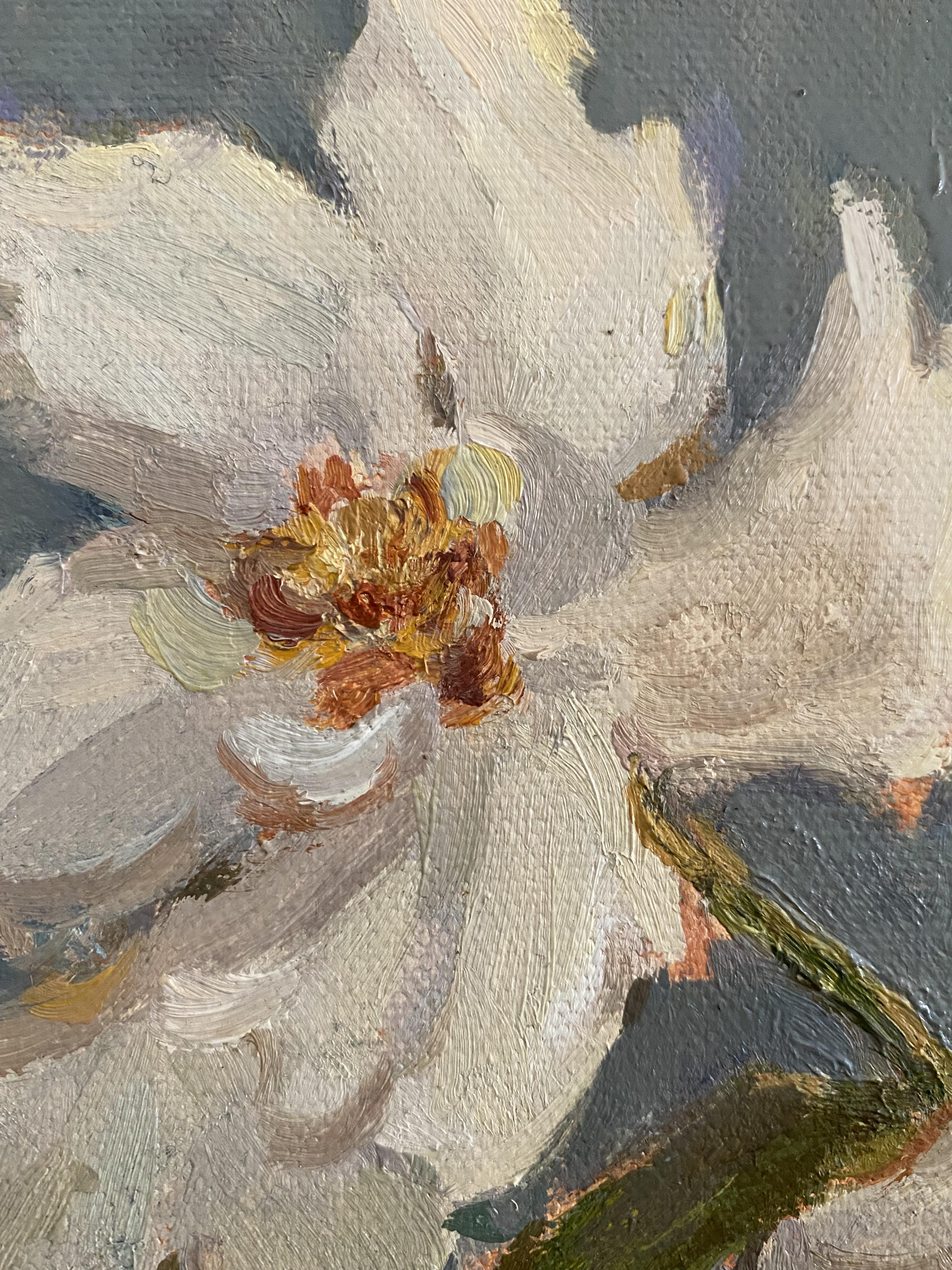 Cette nature morte a été peinte à partir d'une observation directe, l'artiste ayant travaillé à la lumière naturelle pendant plusieurs séances. La composition est volontairement dépouillée : trois fleurs blanches vaguement ouvertes dans un grand