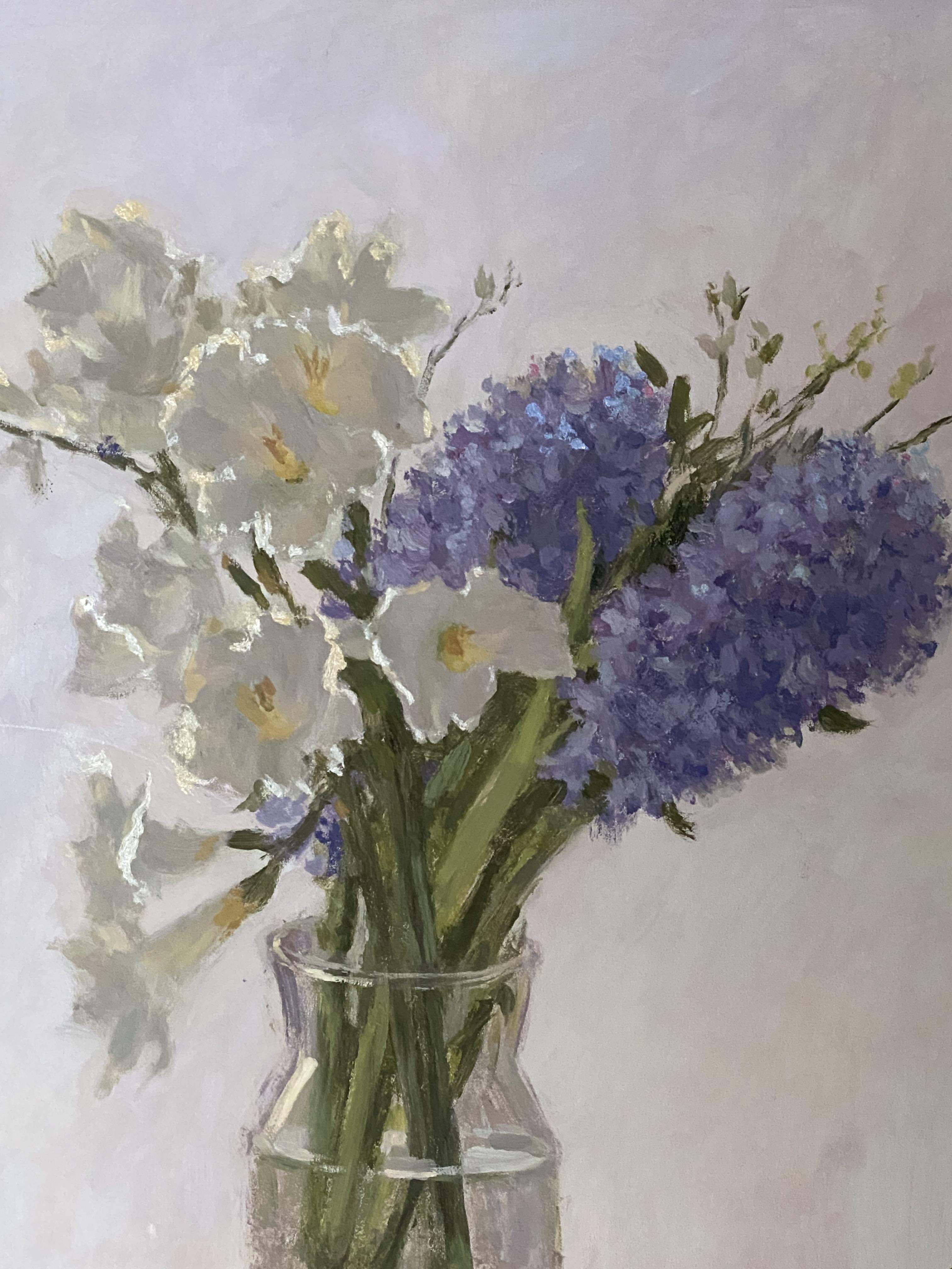 Susurro de Primavera captura la tranquila elegancia de un fresco ramo primaveral, pintado del natural con suaves y expresivas pinceladas. Delicadas flores blancas y azul suave emergen con gracia de un sencillo jarrón de cristal, sobre un suave fondo