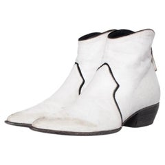 Elena Iachi, Weiße Lederstiefeletten