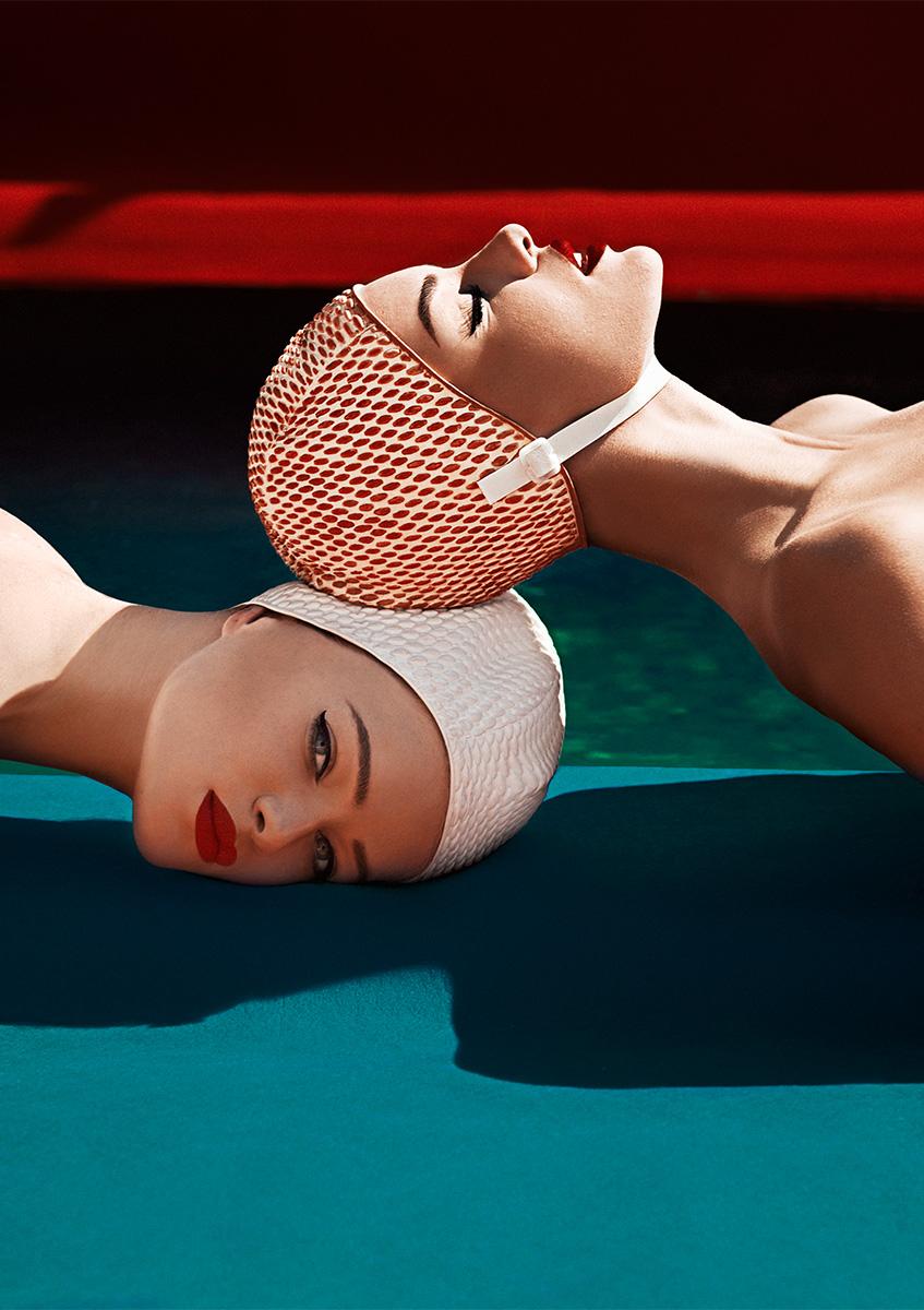 Elena Iv-skaya Figurative Photograph – Schwimmer am Red Pool 2