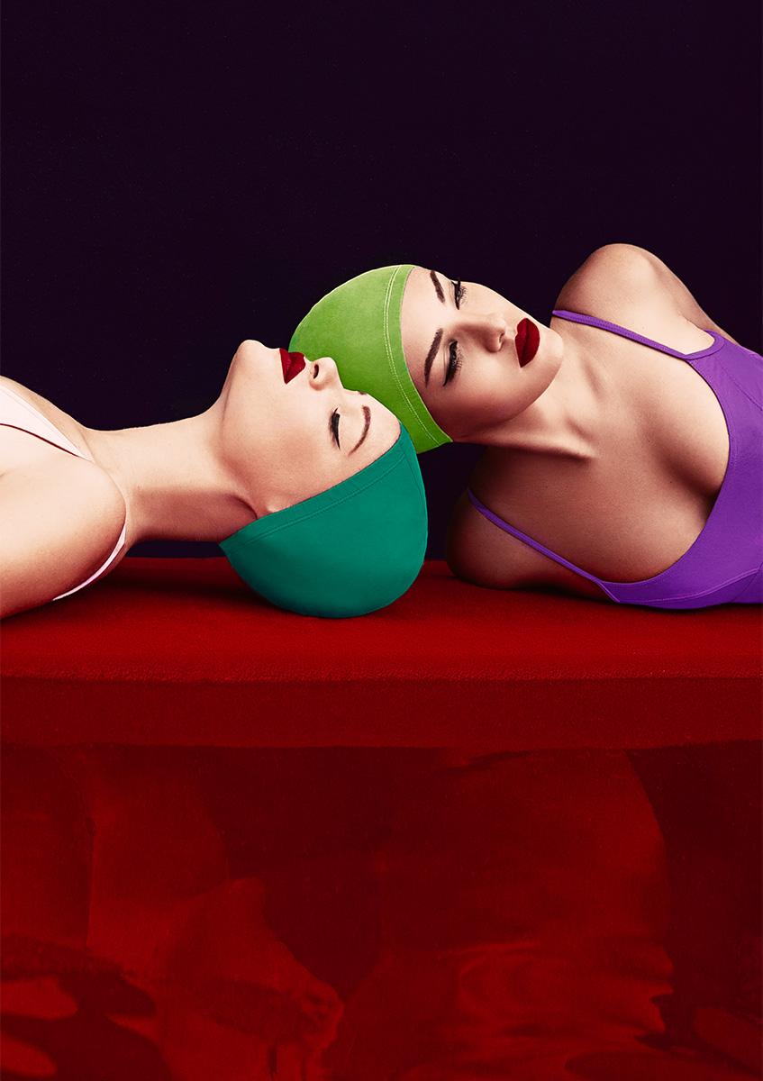 Elena Iv-skaya Figurative Photograph – Schwimmer am Red Pool 3