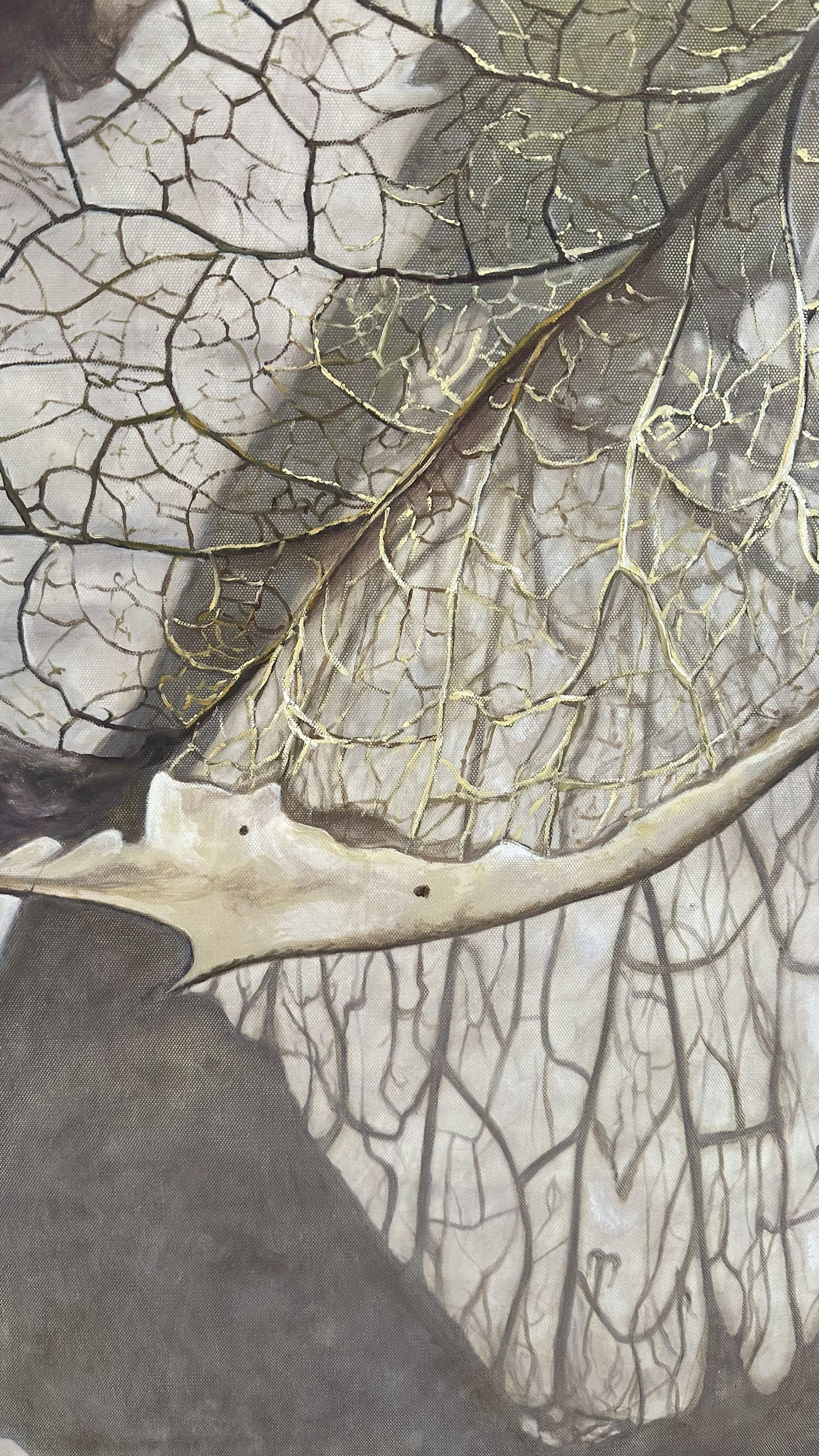 in Rollen verschickt 
Ich habe dieses Bild in Öl gemalt, um einen Moment der zarten Stille einzufangen. Die zerbrechliche Physalis-Schale ruht im Licht, ihre spitzenartige Oberfläche wirft einen weichen Schatten, der sanft auf dem Tisch schimmert.