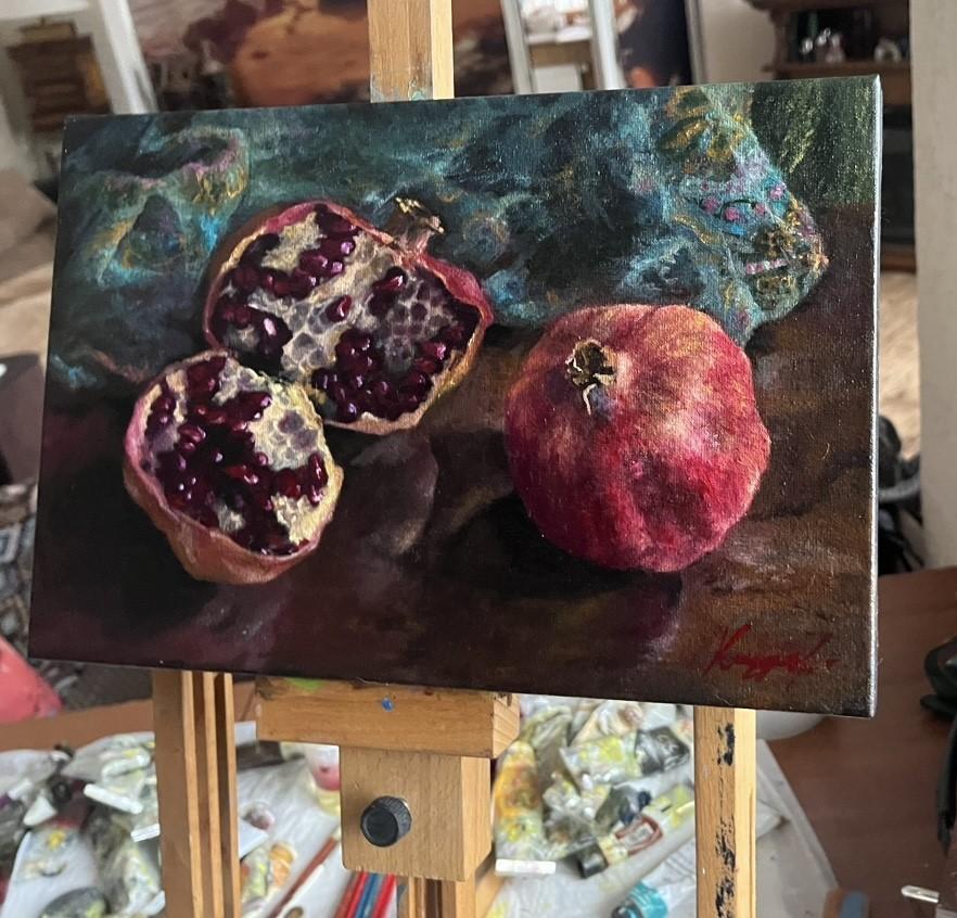 Cette œuvre est une exploration méditative de la texture et de la couleur, où la grenade apparaît comme un symbole de vie, d'abondance et de force intérieure. Ses graines scintillantes, rendues en contraste avec les tons chauds et saturés de
