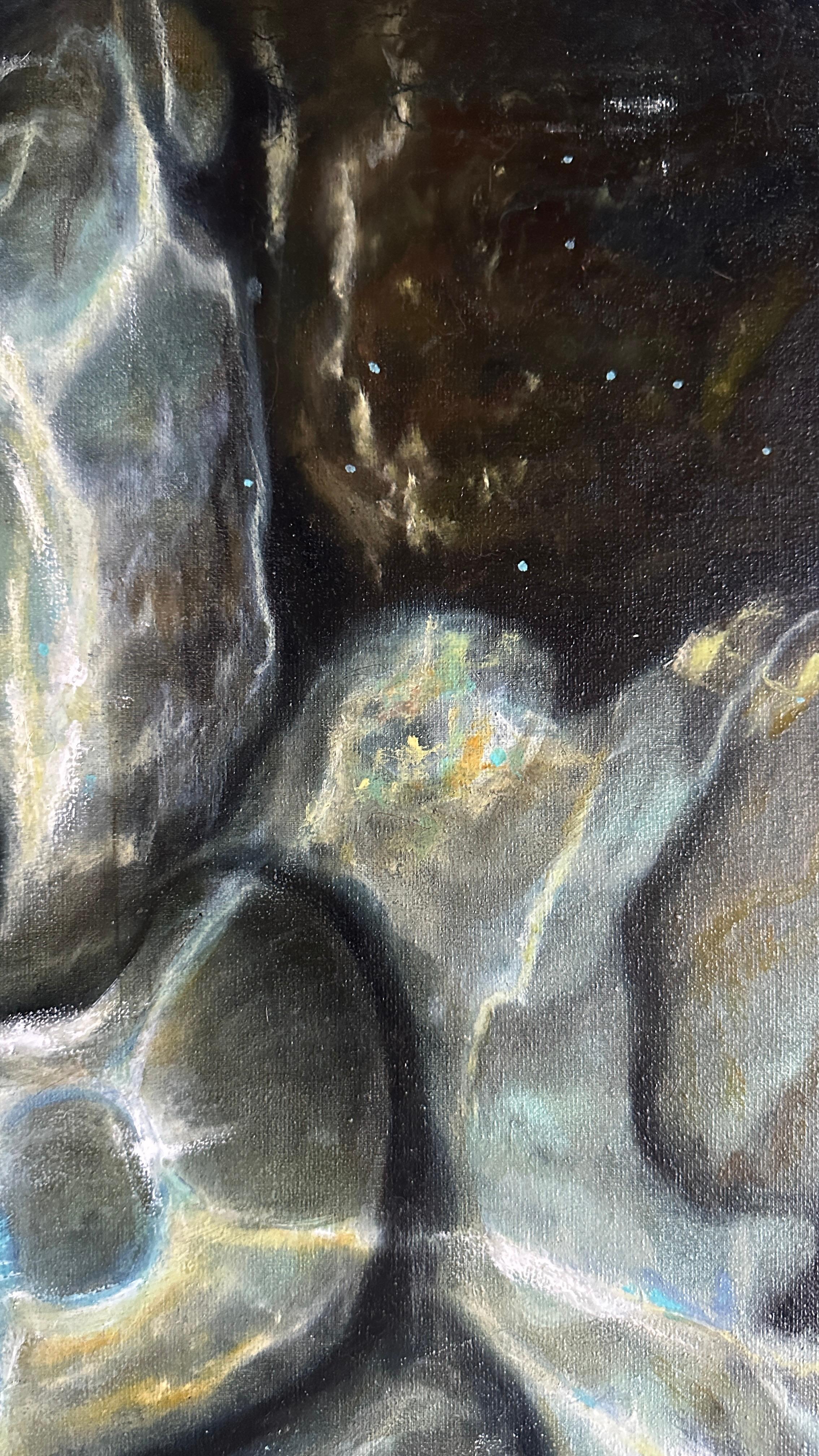 Das Licht schimmert auf der Oberfläche des Flusses und wirft flüchtige Muster auf die glatten Steine darunter. Die sanfte Bewegung des Wassers kontrastiert mit der ruhigen Beständigkeit des Flussbetts und schafft ein empfindliches Gleichgewicht