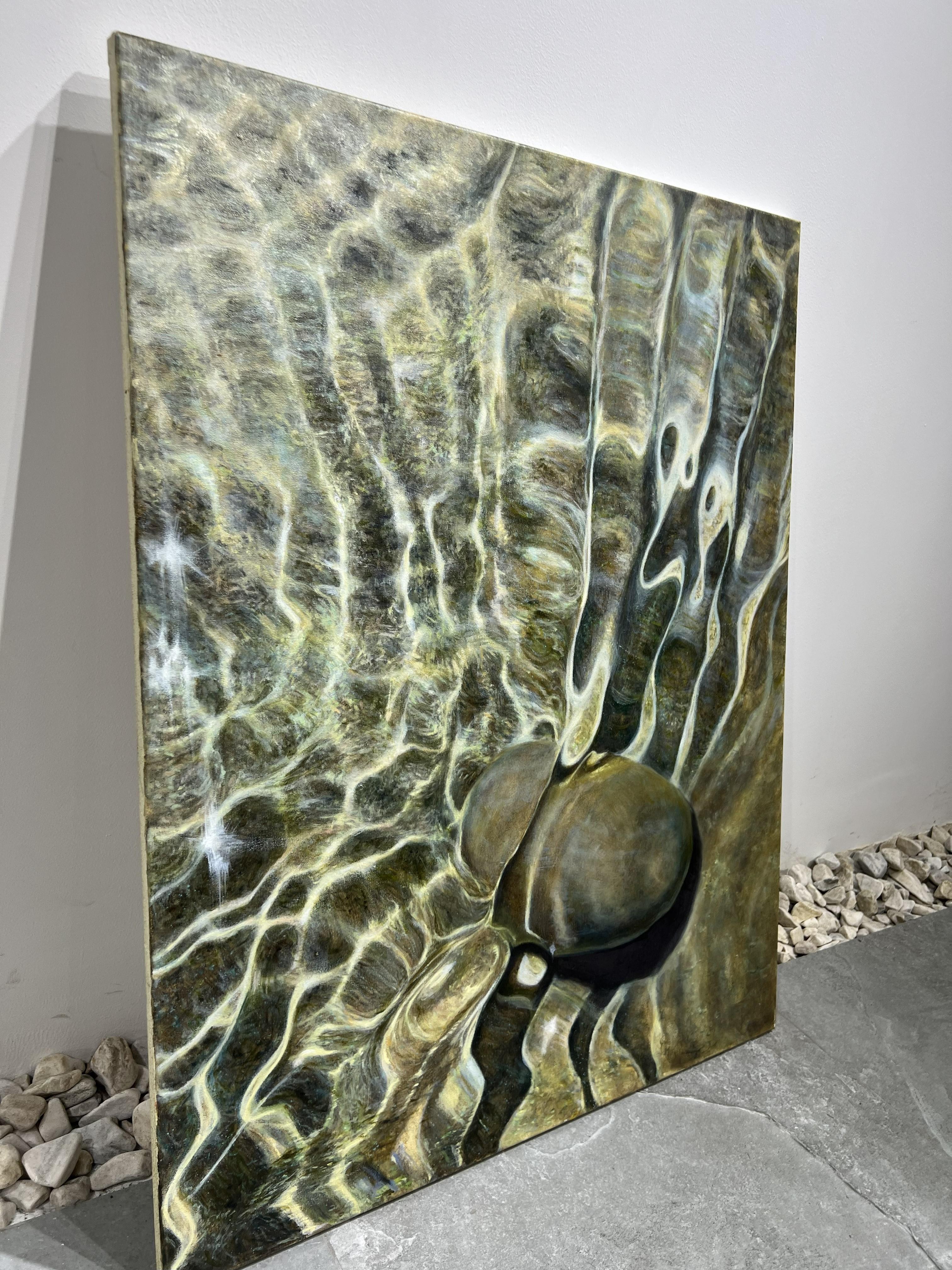 in Rollen verschickt 
In diesem Gemälde werden Wasser und Stein Teil derselben ruhigen Bewegung. Die glatte Oberfläche des Felsens ruht unter einem sich verändernden Lichtschleier, während sich die Wellen wie lebendige Muster über sie legen. Die