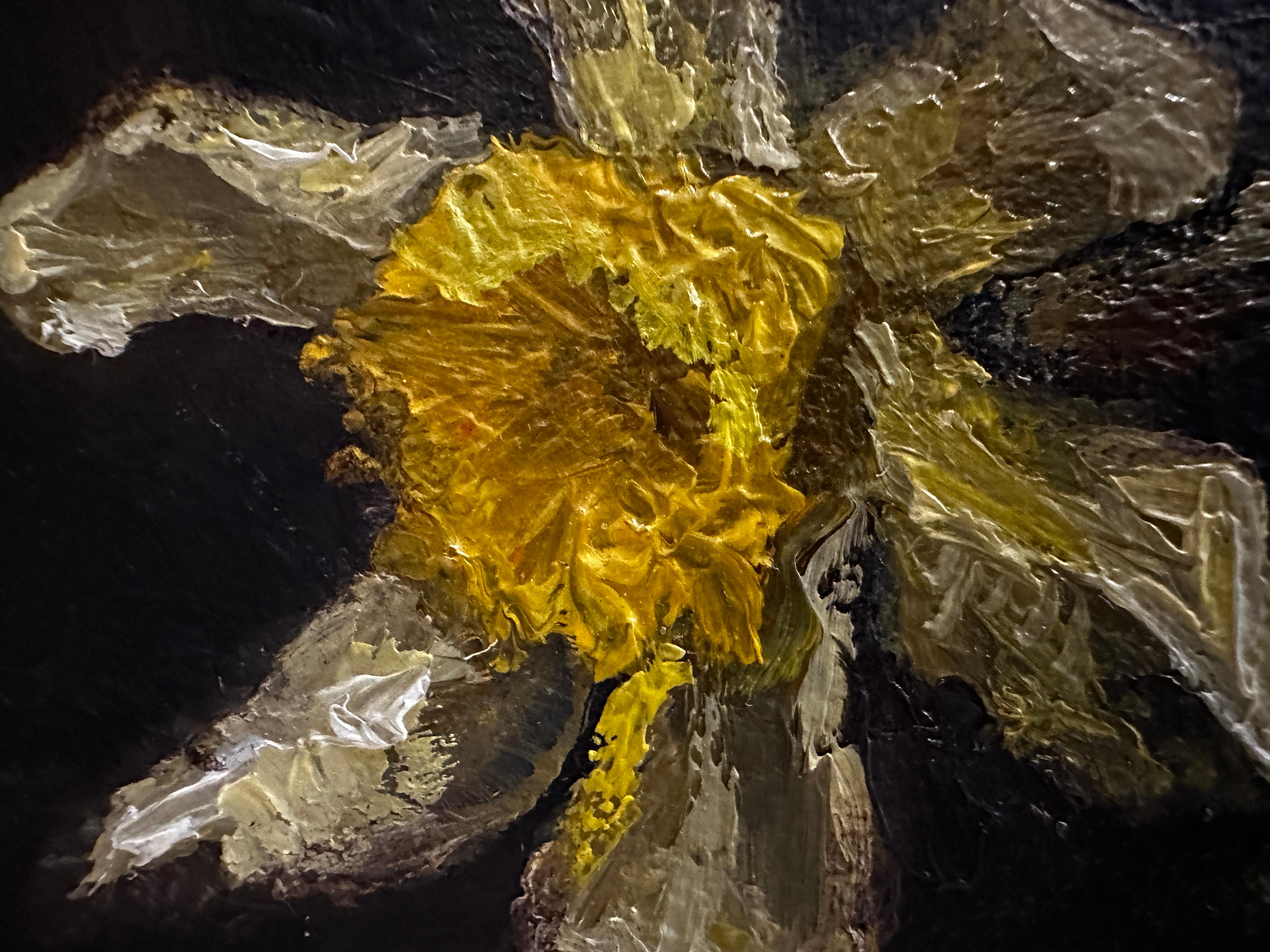 Jonquilles jaunes - Noir Still-Life Painting par Elena Khokhryakova