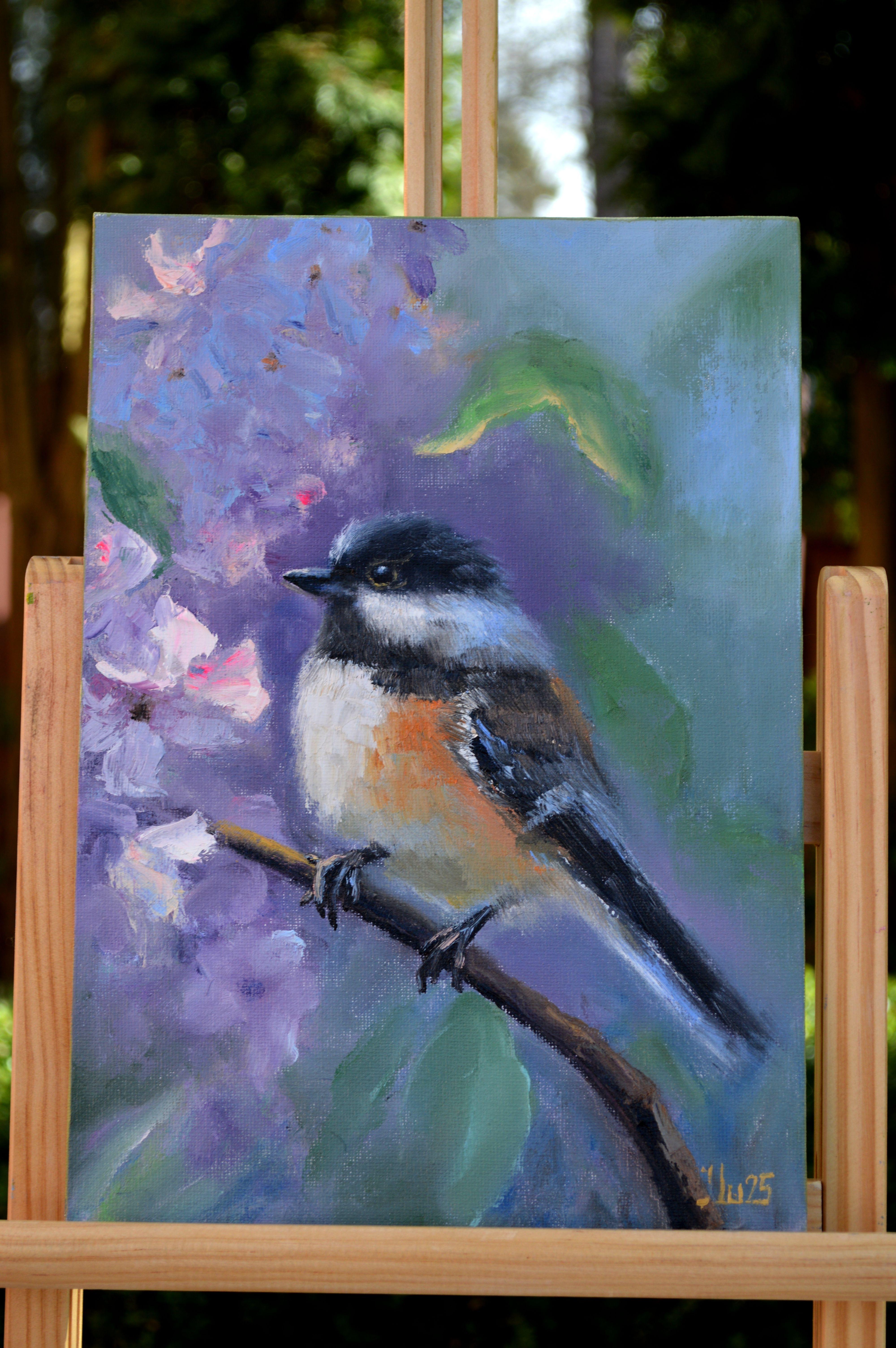 Al crear esta pieza, me conmovió la serena belleza de la naturaleza, capturando un momento en el que un pequeño pájaro se posa en medio de flores florecientes. Las pinceladas y los óleos me permitieron explorar las texturas y la interacción de la