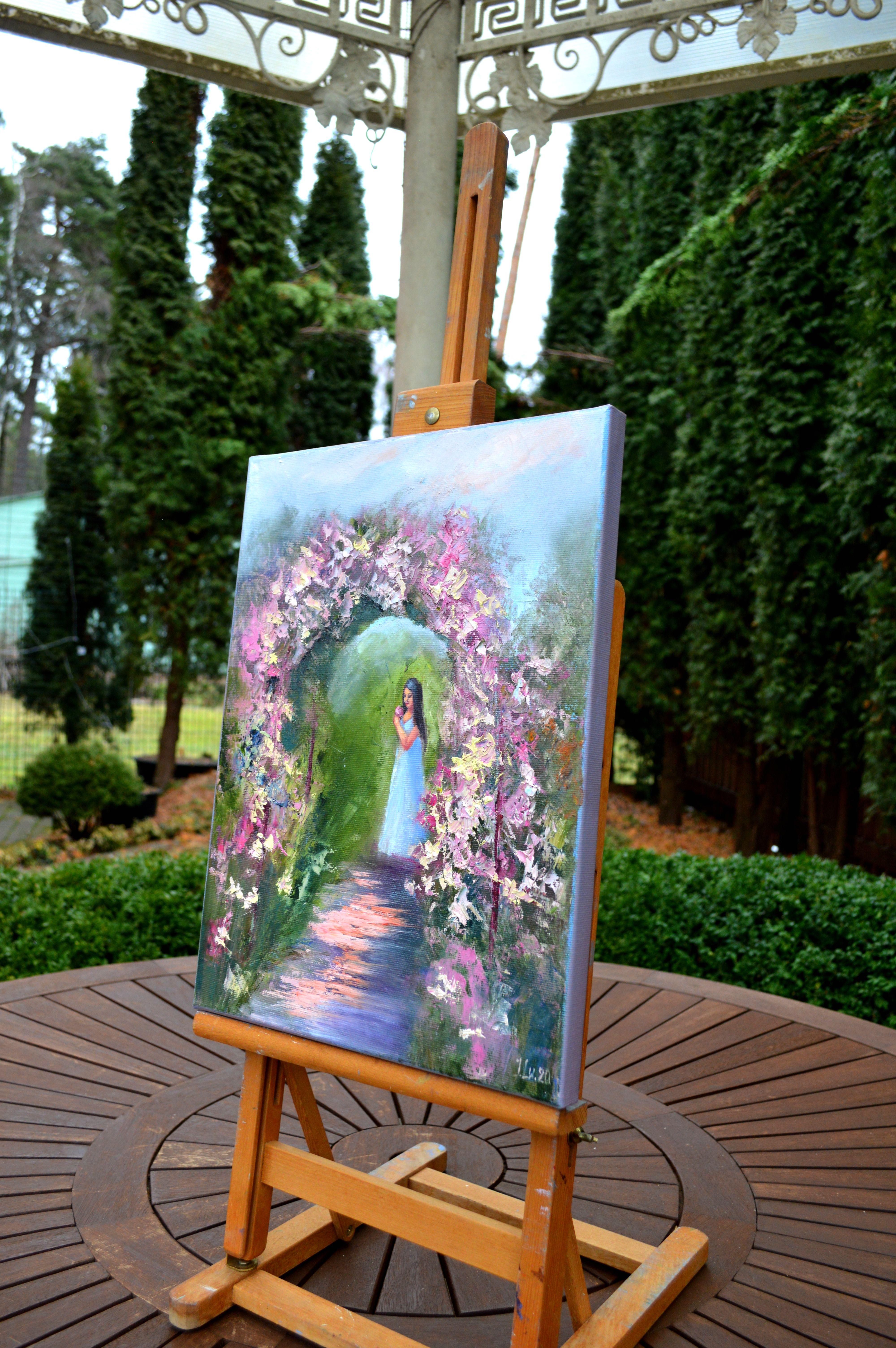 In diesem Werk habe ich Emotionen mit üppigen, pastos aufgetragenen Blüten verwoben, die eine ruhige, in sich gekehrte Figur einrahmen. Die lebendigen, fühlbaren Blumen bieten ein Portal in ein Reich der stillen Kontemplation, das dem sanften Weg
