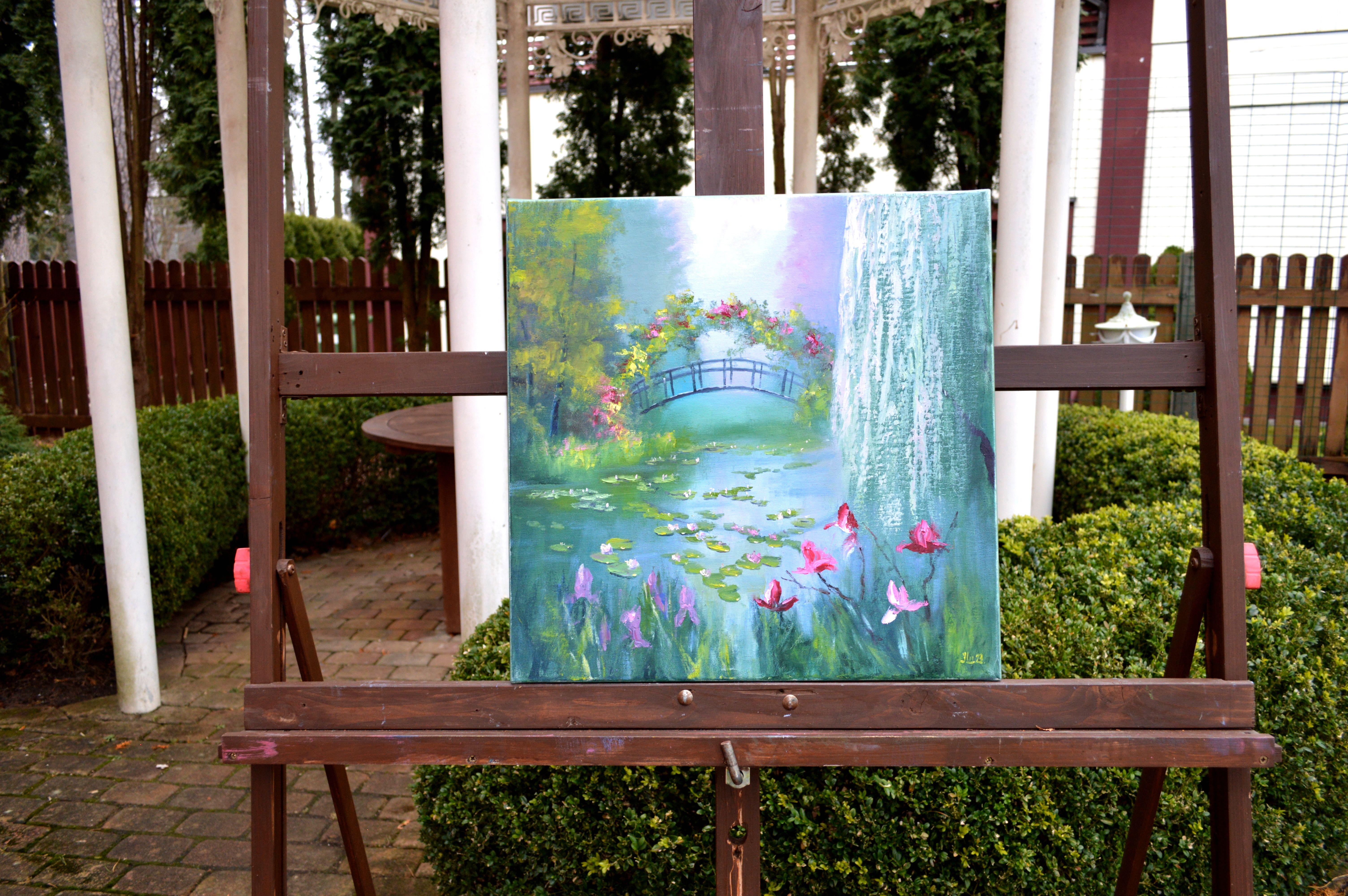 Dans cette peinture à l'huile vibrante, j'ai déversé mon zeste de nature et de renouveau. Les coups de pinceau s'épanouissent sur la toile, capturant l'essence d'un étang serein, où le temps semble suspendu. Le pont arqué et la flore florissante
