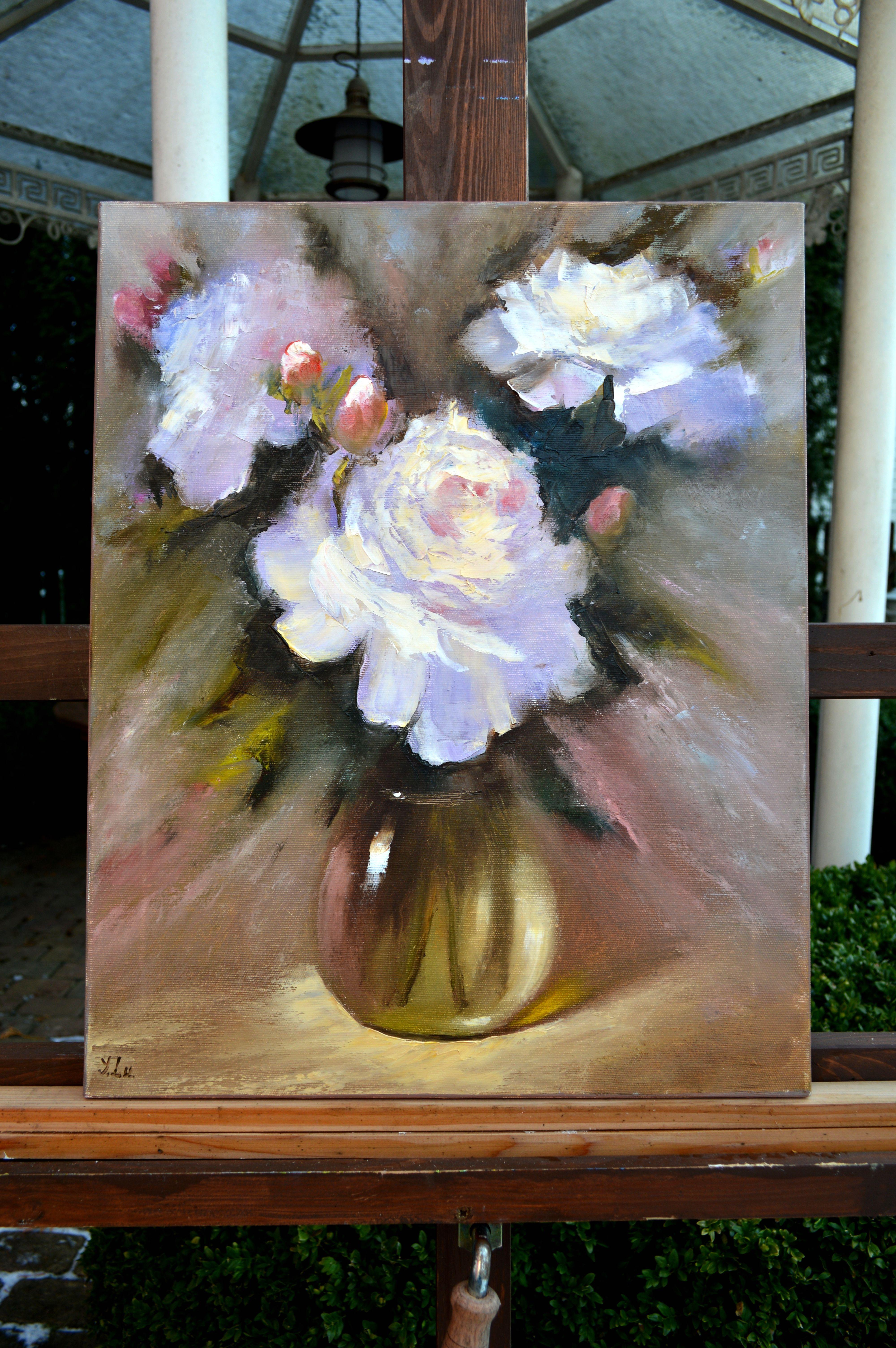 Blumenstrauß aus weißen Pfingstrosen – Painting von Elena Lukina