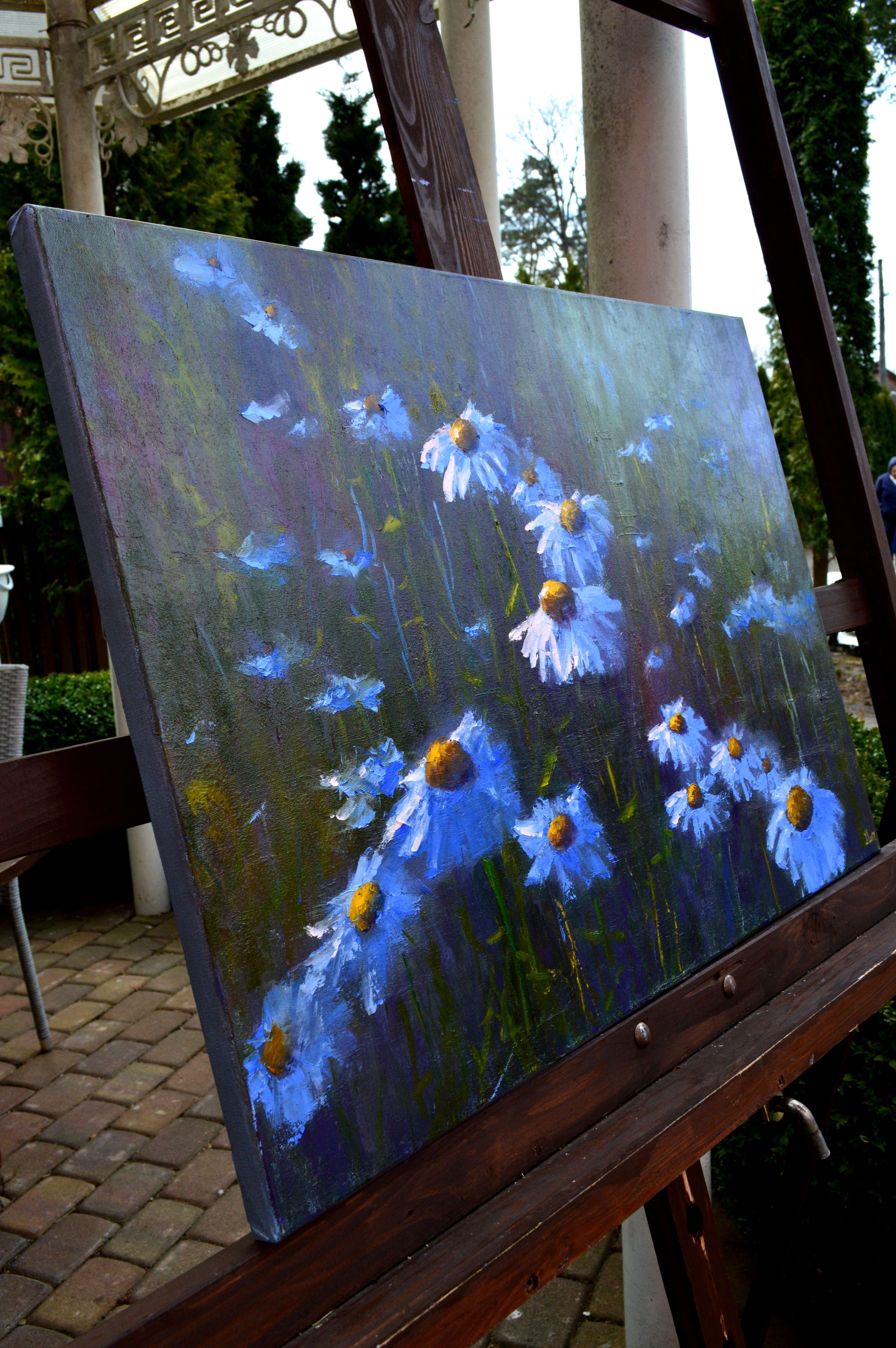 Bei der Herstellung dieses Ölgemäldes wollte ich die ruhige und doch flüchtige Schönheit der Natur vermitteln. Mit expressionistischen Strichen, die sich mit impressionistischen Farbtönen vermischen, habe ich Kamillen eingefangen, die in einer