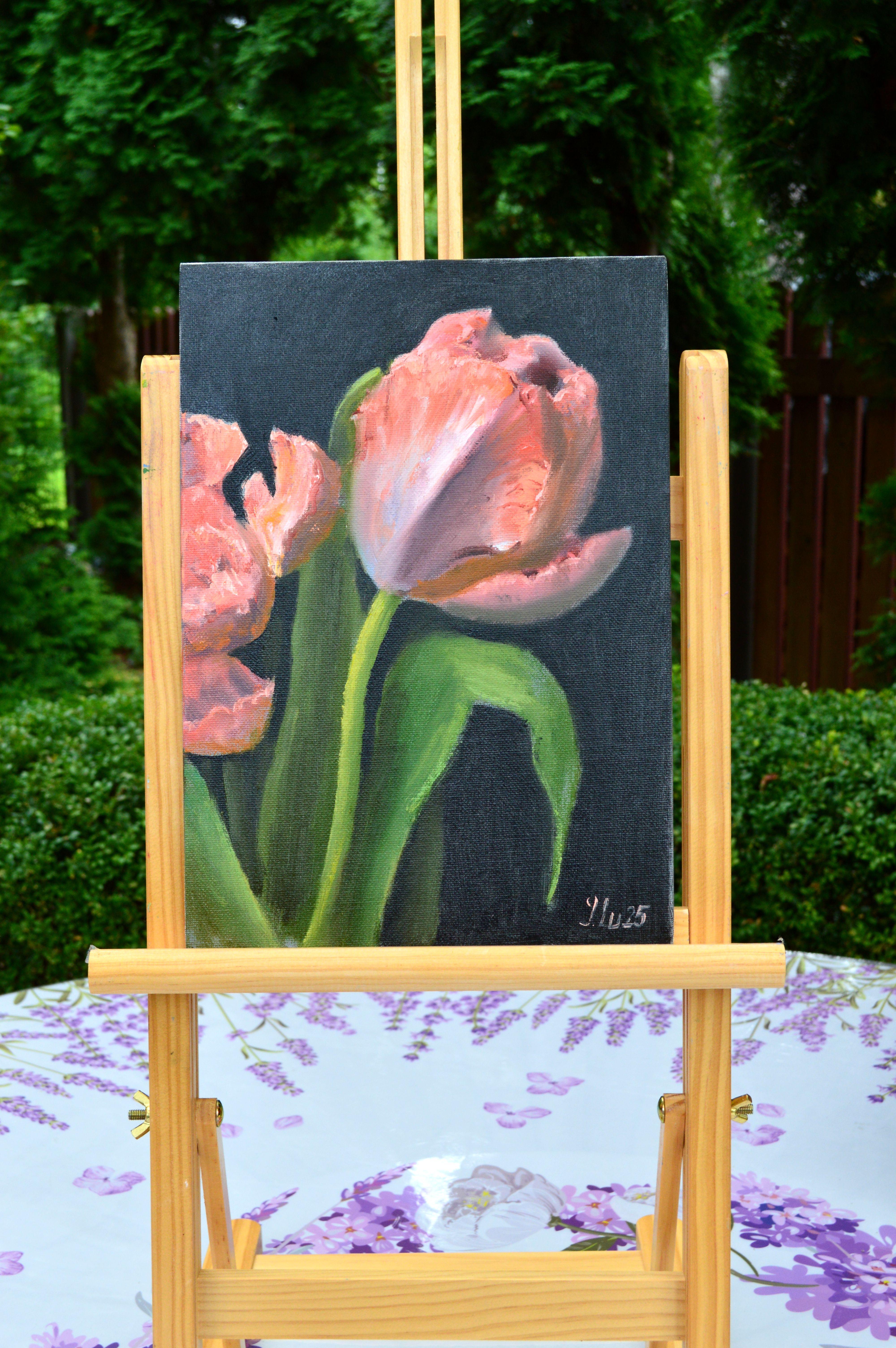 In diesem Triptychon habe ich meine Seele in jeden Pinselstrich gelegt und die zarte, vibrierende Energie der korallenroten Tulpen inmitten eines dunklen Hintergrunds eingefangen. Der Kontrast bringt Leben und Leidenschaft in die Kurven jedes