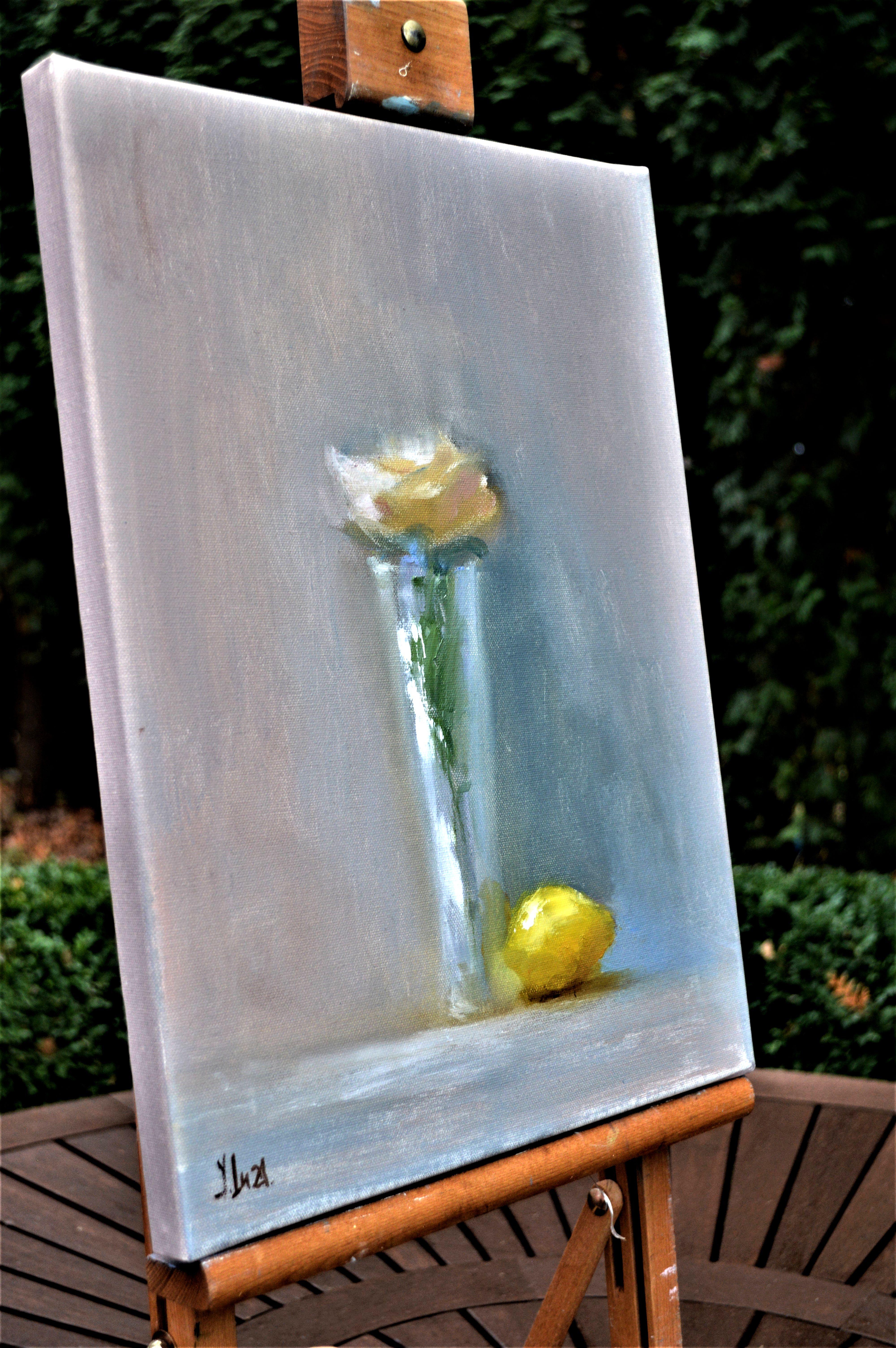 In questo dipinto ho cercato di catturare la tranquilla bellezza della semplicità. Lo sfondo liscio e tenue contrasta con la rosa bianca spazzolata e il limone vivacemente raffigurato, evocando un senso di calma e contemplazione. È l'incarnazione