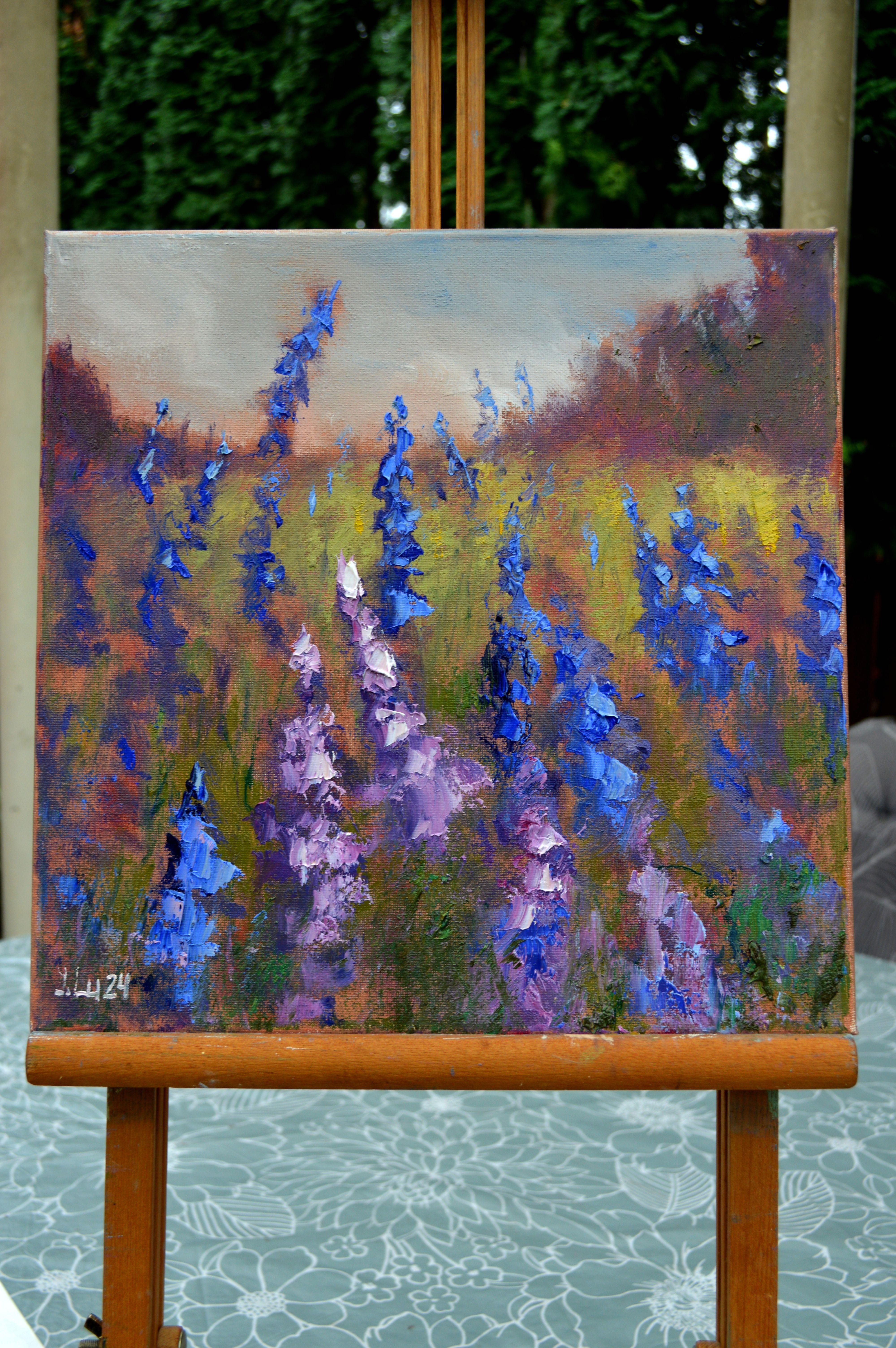 Mit diesem Gemälde wollte ich die lebendige und doch vergängliche Essenz eines Lupinenfeldes einfangen. Ich verwende Öl als Medium und mische den Expressionismus mit Anklängen an den Impressionismus, den Realismus und die bildende Kunst, um ein