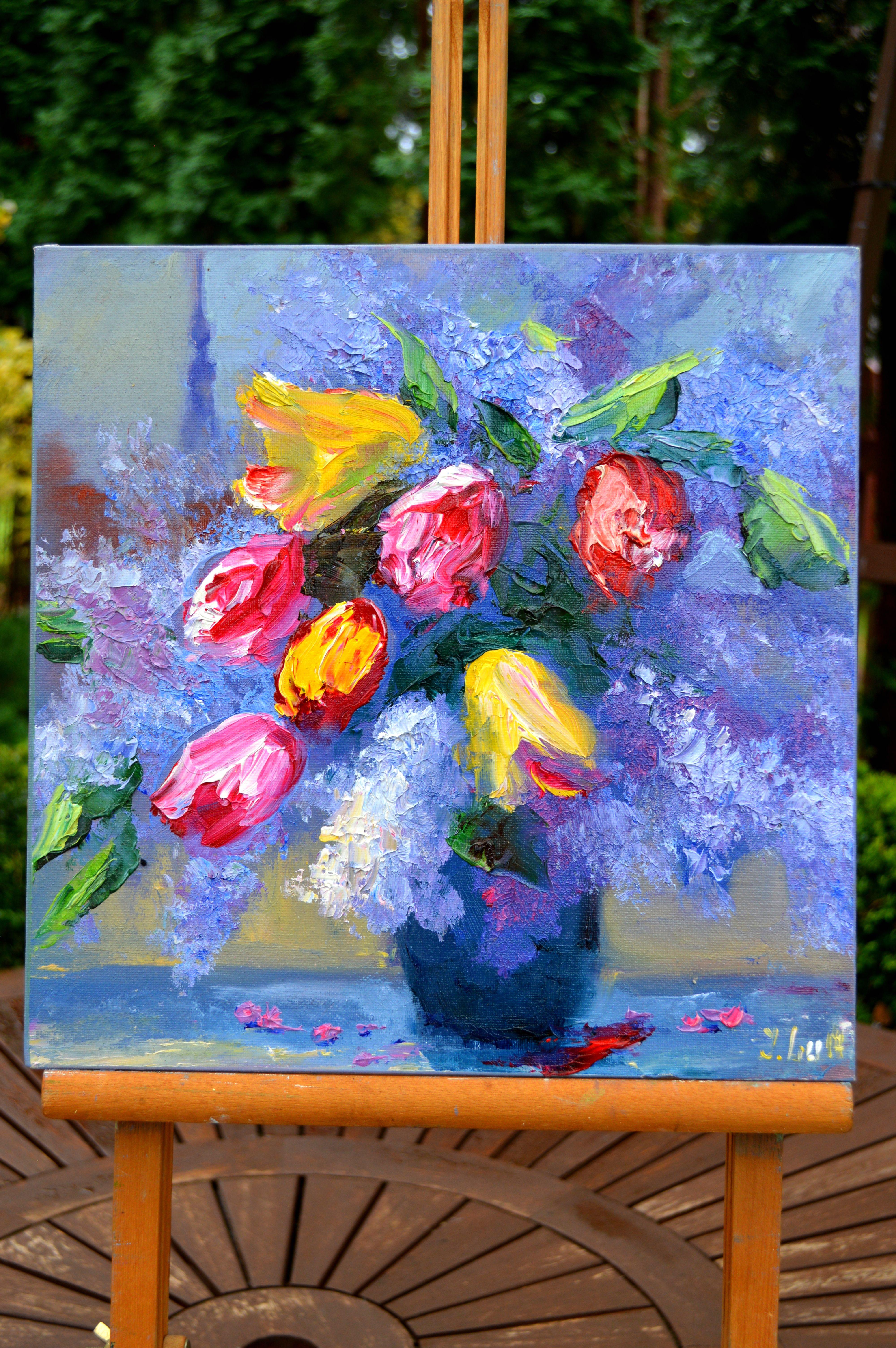 En este óleo, me he volcado en captar la belleza pasajera de unas flores que toman el sol junto a una ventana. Cada trazo encarna la danza entre la sombra y la luz, el delicado equilibrio de la vida. Es una sinfonía de color que habla de la alegre