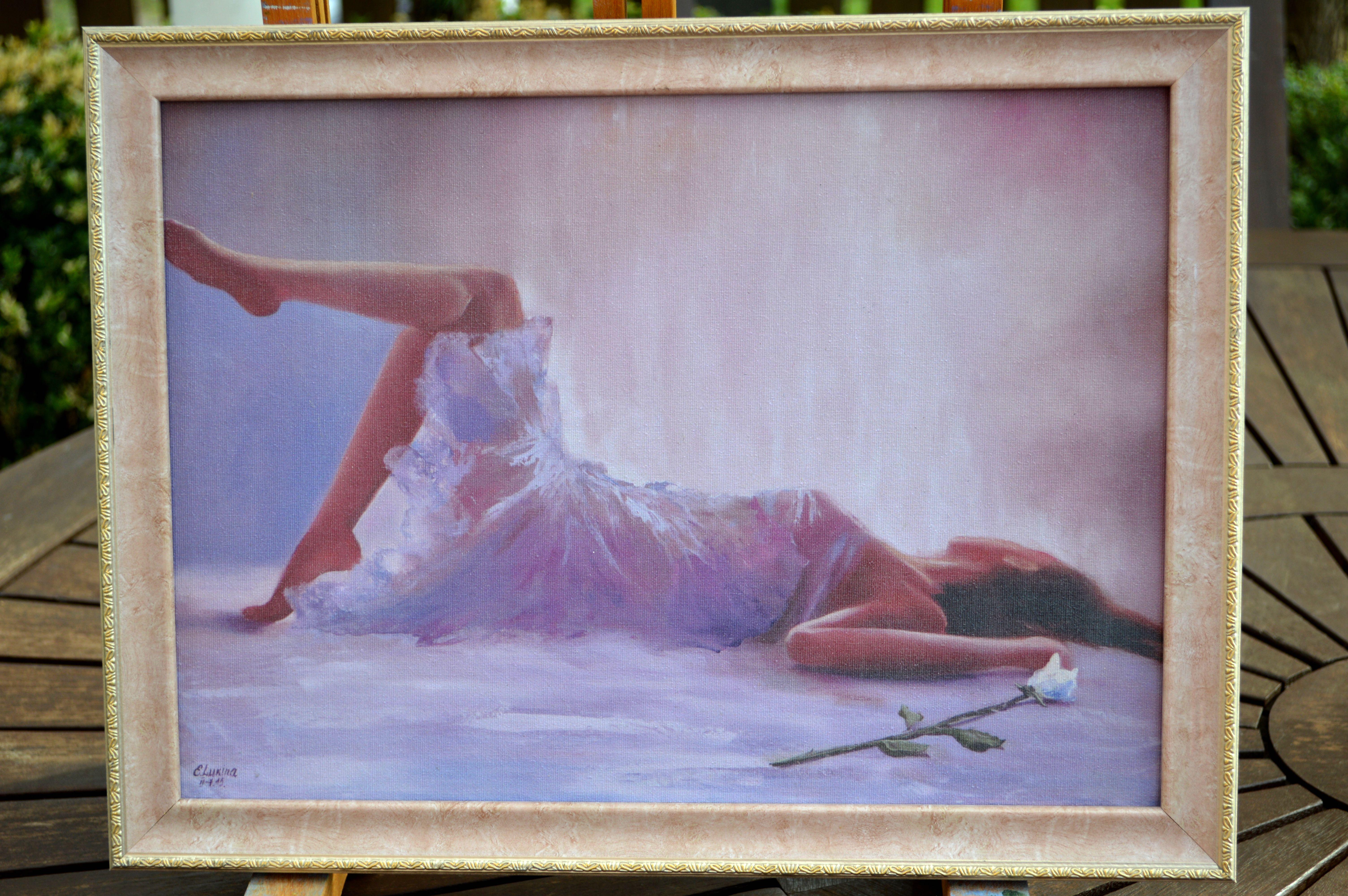 Nel creare questo pezzo, ho abbracciato la delicata danza tra realismo ed espressionismo, con l'obiettivo di trasmettere emozioni profonde. Il morbido gioco di luci e ombre sulla figura e i colori delicati che ho scelto vogliono evocare uno stato